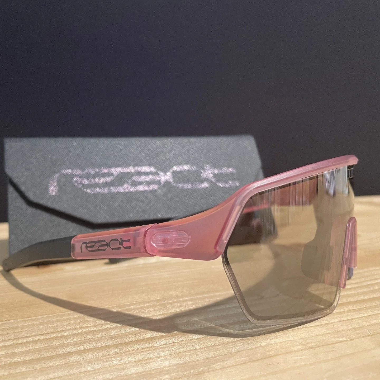 Heute bei uns im Intersport Wattwil eingetroffen die react ervo onyx rose!🕶️