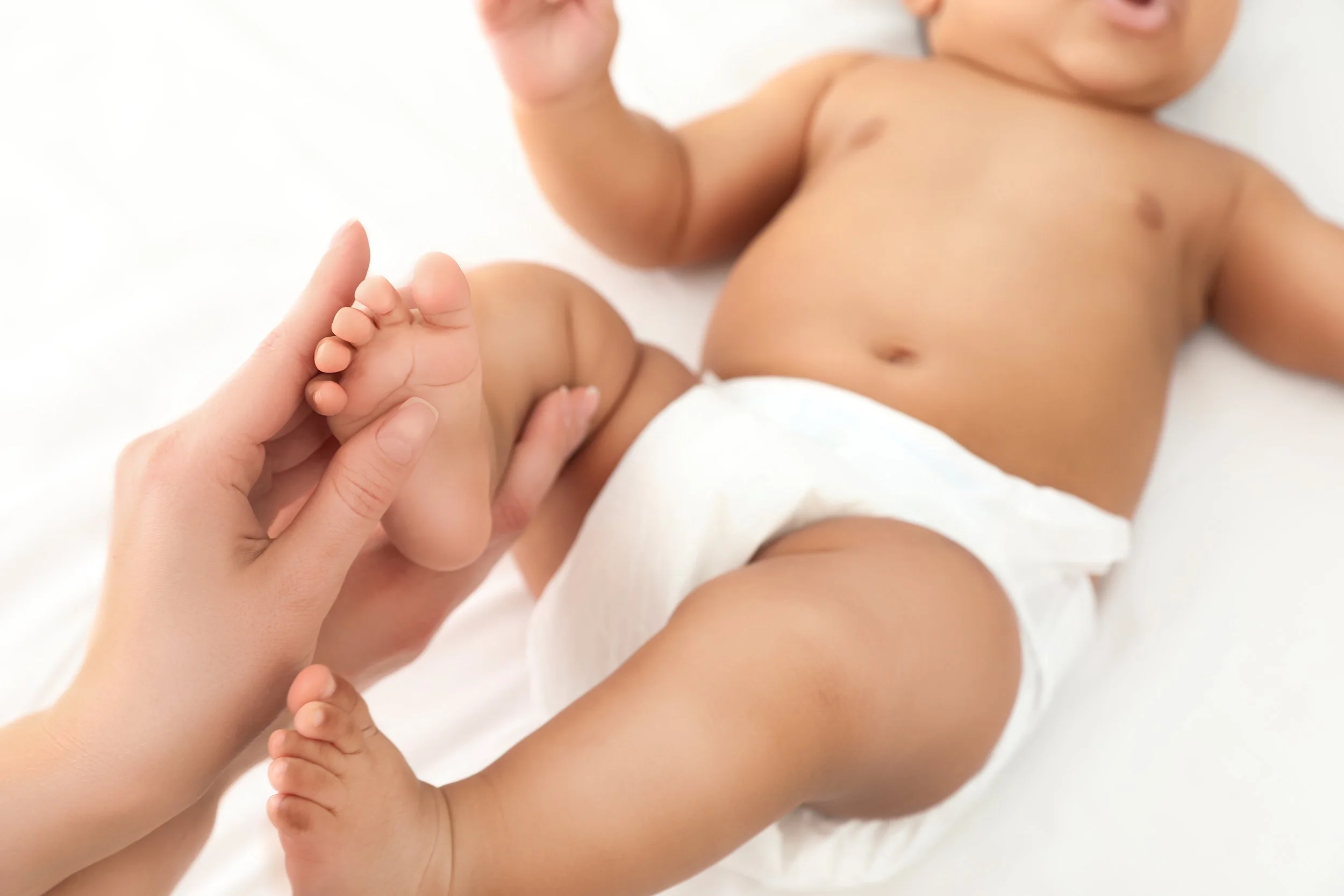 A Simple Baby Massage Routine Before Bed Helps Your Baby Relax