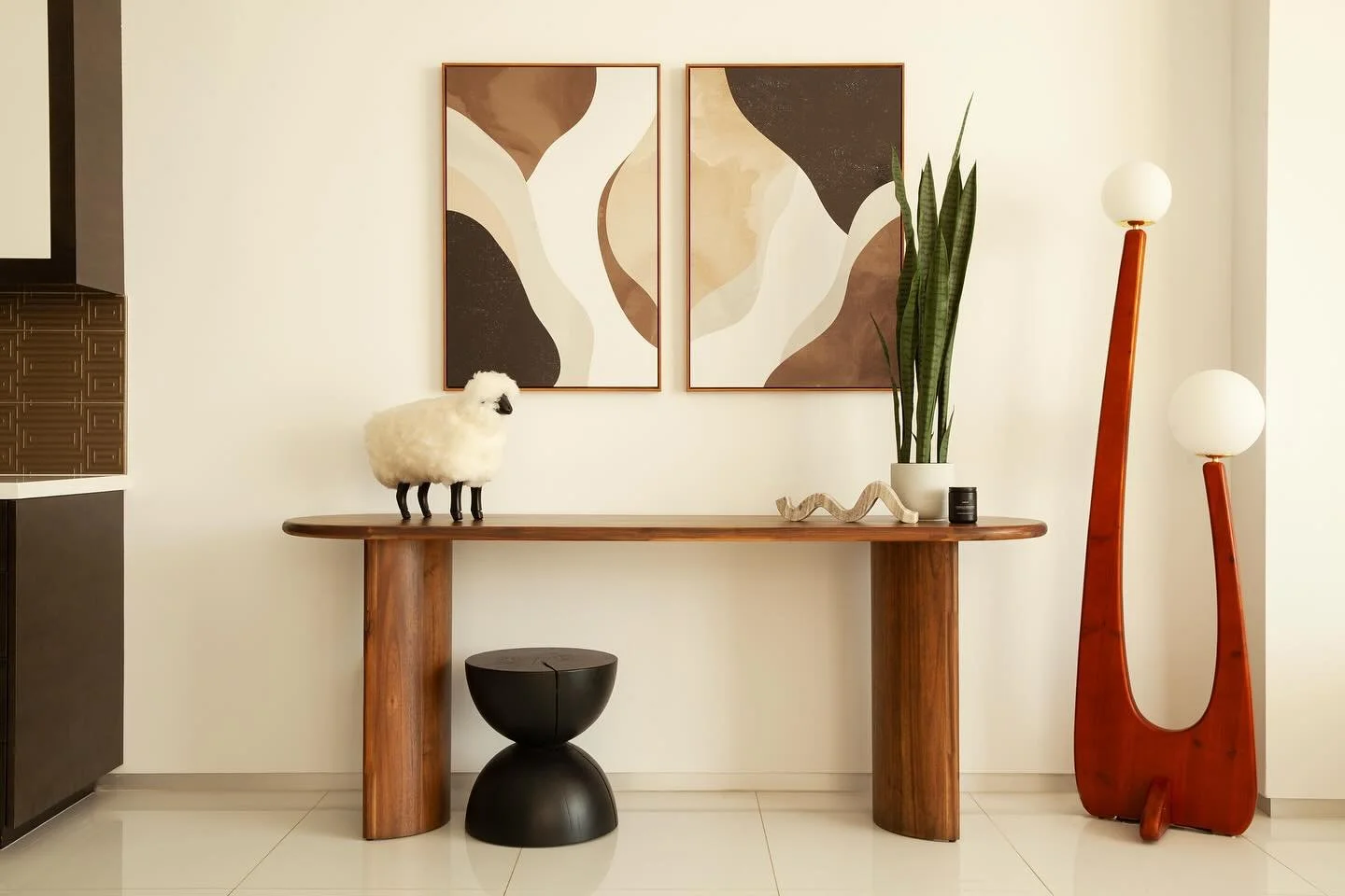 A curated still life moment. Sculptural pieces and the asymmetrical arrangement of objects draws your eye in, enticing you as you walk in. #interiordesign #art #decorinspo