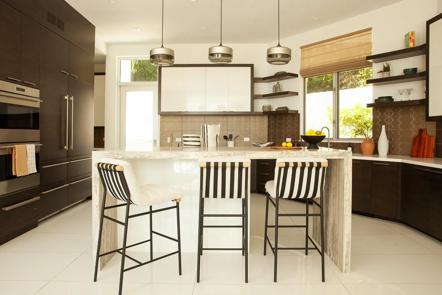 Instead of a space that is solely used for cooking, the kitchen has become a multi-purpose area for entertaining, gathering, and working. It is a huge statement for your home, and this kitchen is no exception. #kitchen #kitchendesign #interiordesign