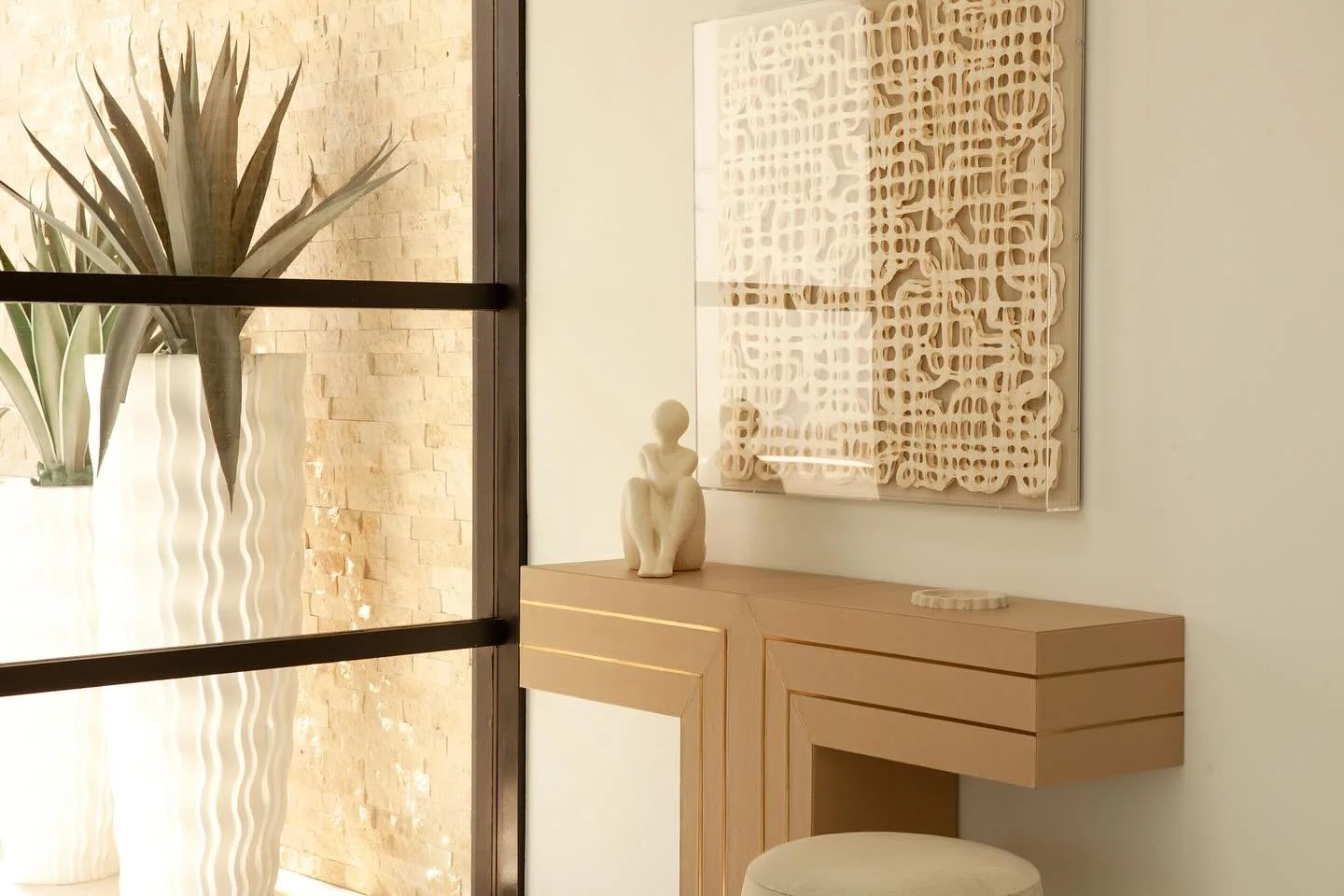 A textured paper wall art and an @arteriorshome console table greets guests by the front door. #console #interior4you #neutrals