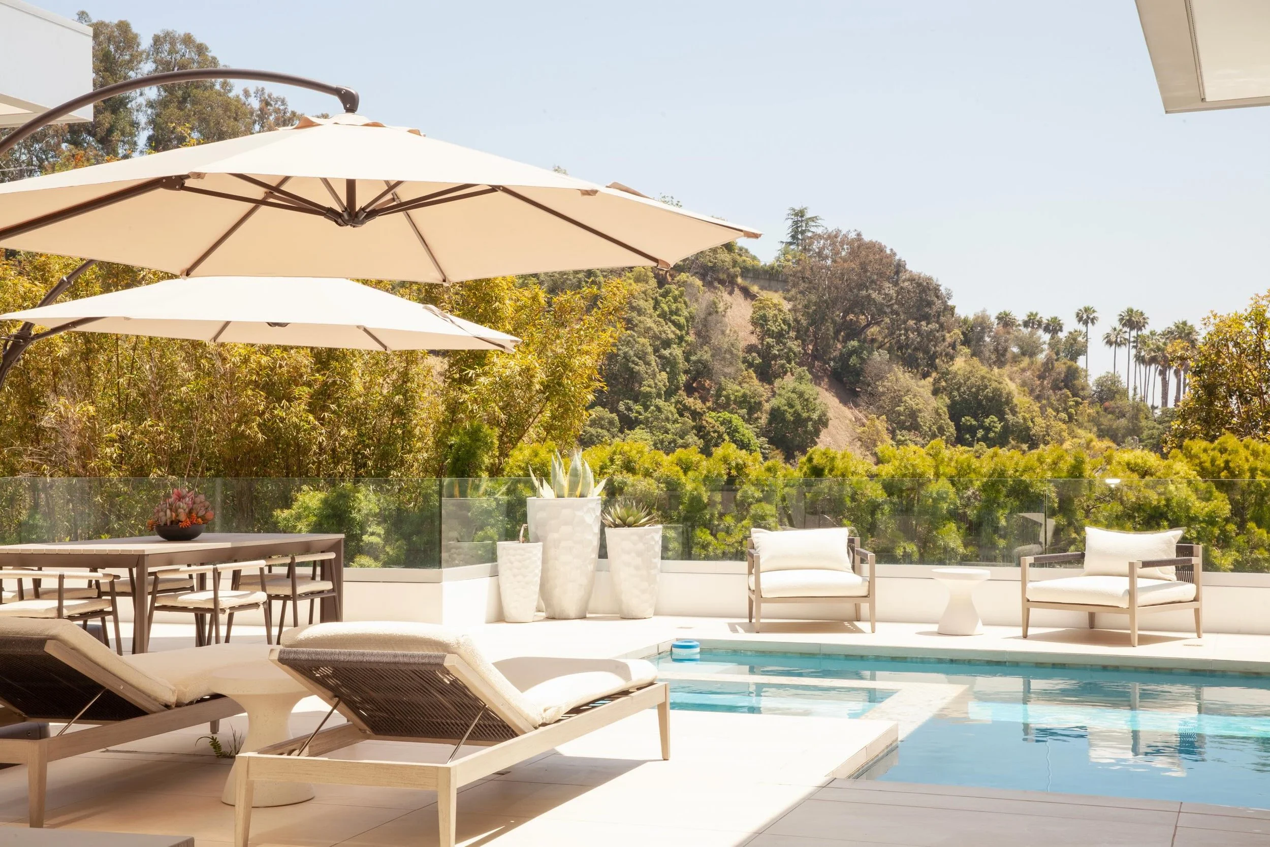 When you step into a well-designed pool patio, something special happens. The boundaries soften, the mind quiets, and for a moment, all that&rsquo;s left to do is bask in the sunshine, greenery, and peace. 📸 by @gmasinas 

#interiordesign #outdoorli