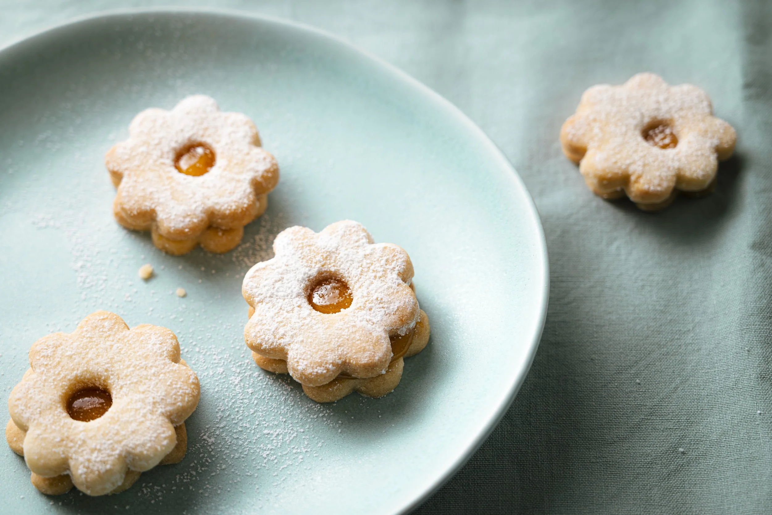Shortbread flower cookies with apricot jam.jpg