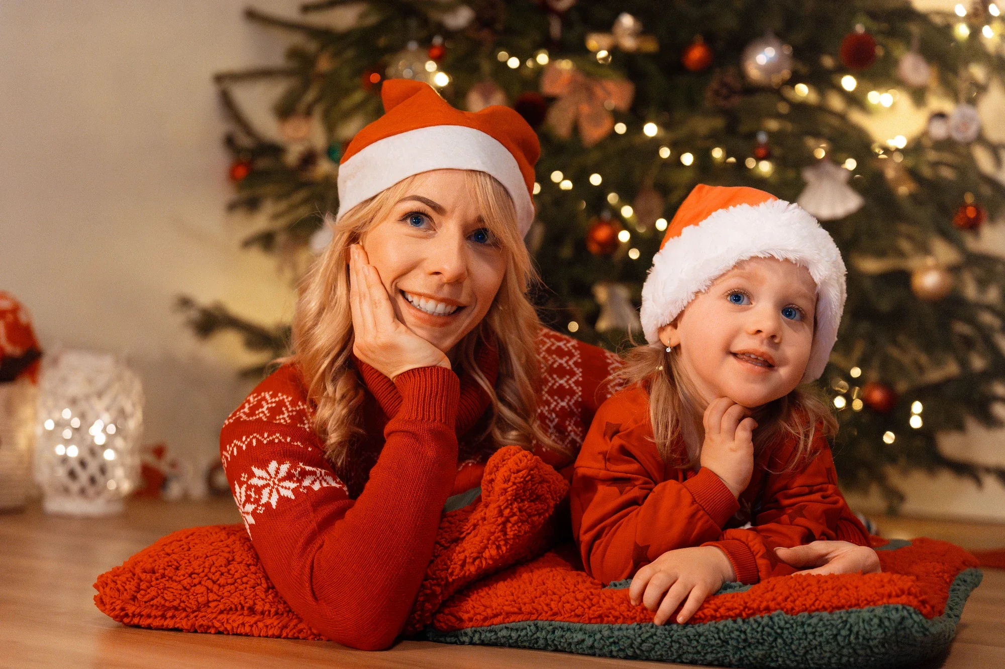 Mladá maminka s dcerou před fotografem z Plzně.