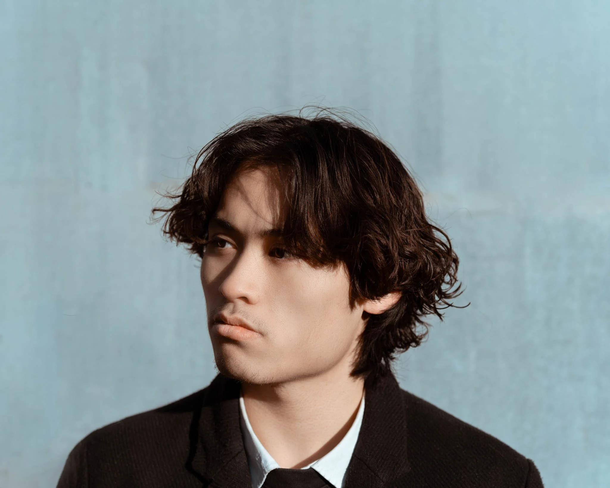 Model hledící do dáli, pózující pro portrétního fotografa z Plzně.