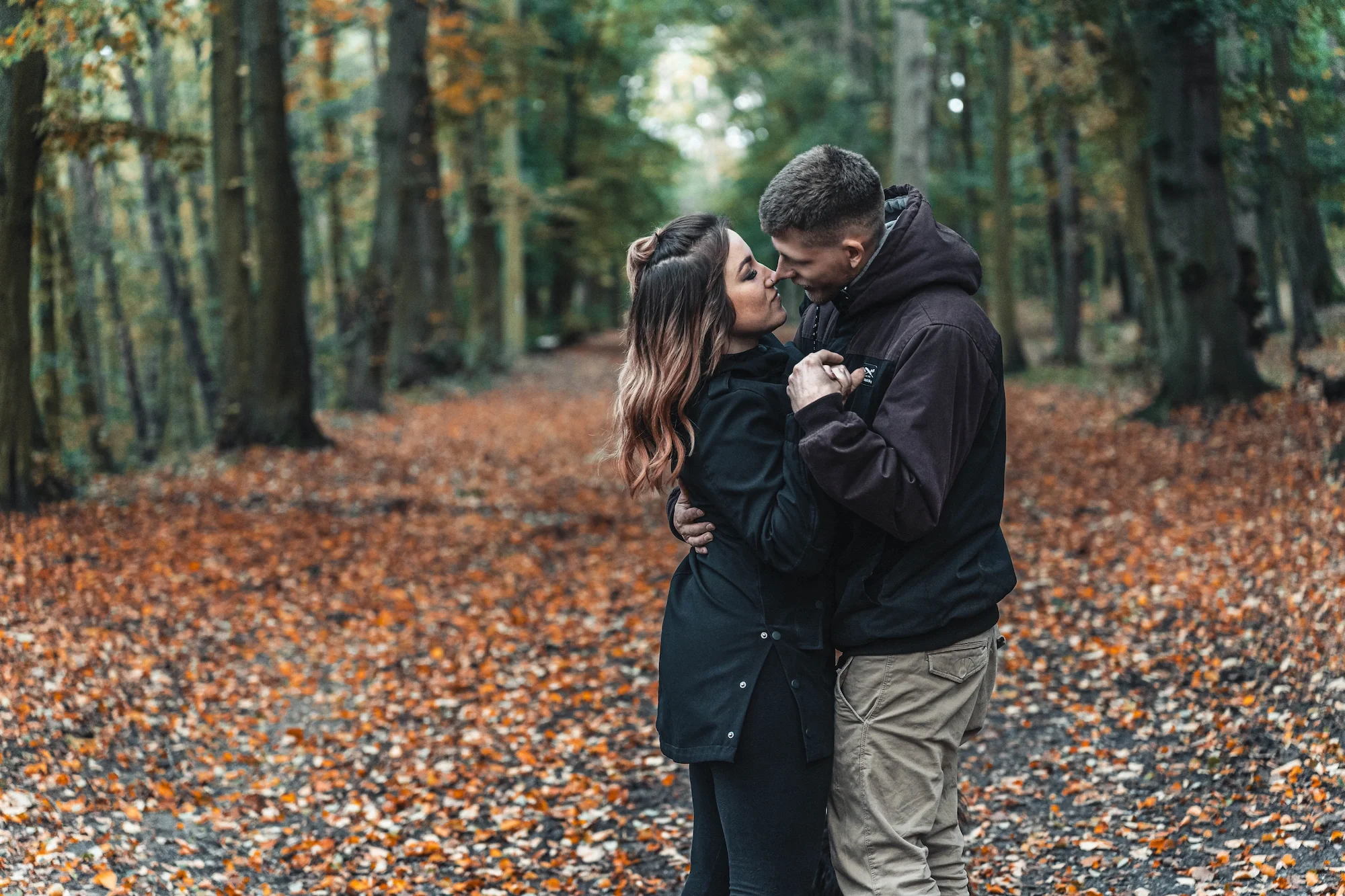 Partnerská portrétní fotografie zamilovaného páru.