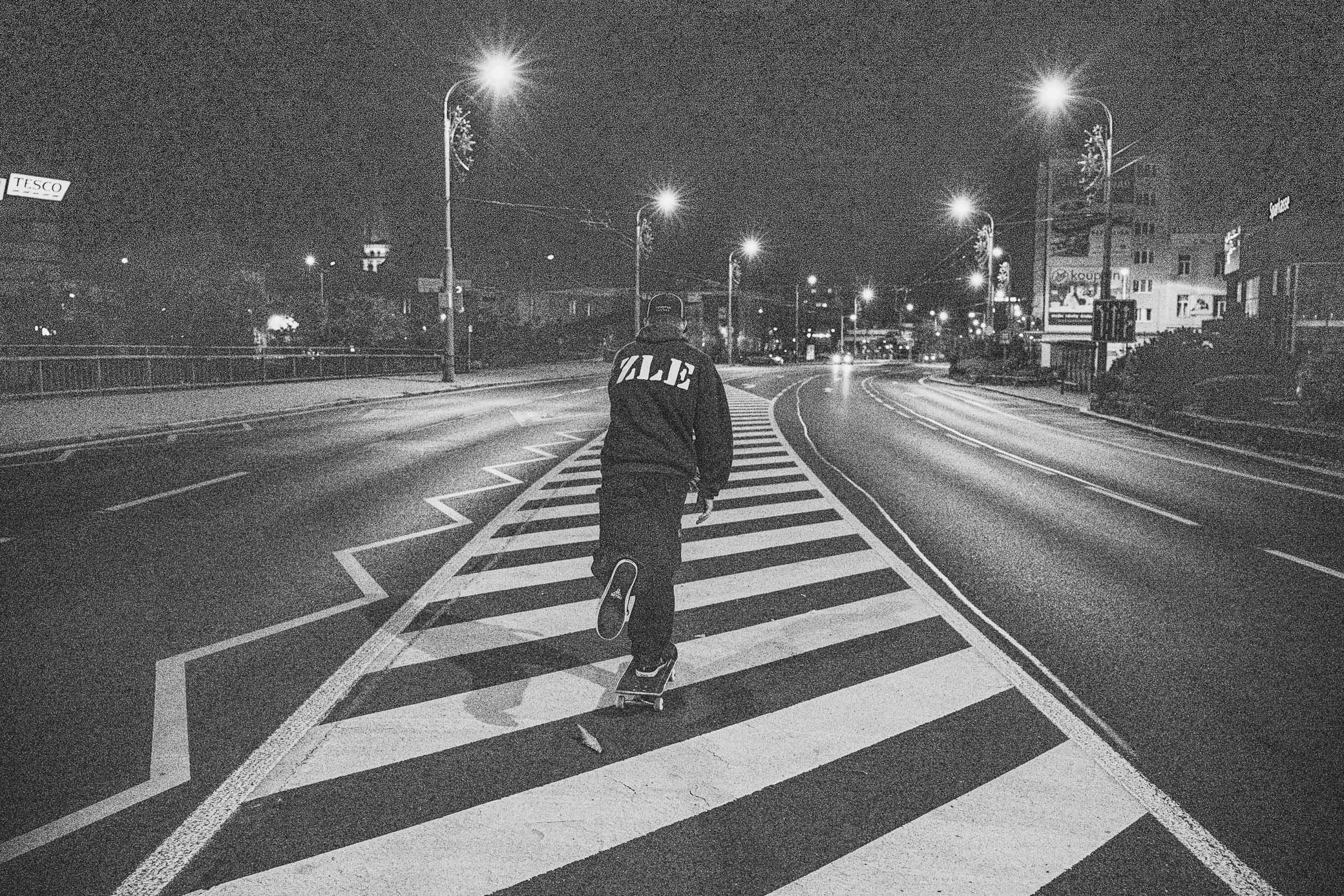 Tajemná fotografie skejťáka jedoucího noční ulicí. Fotograf David Micev ho zachytil na tuto fotografii v Plzni.