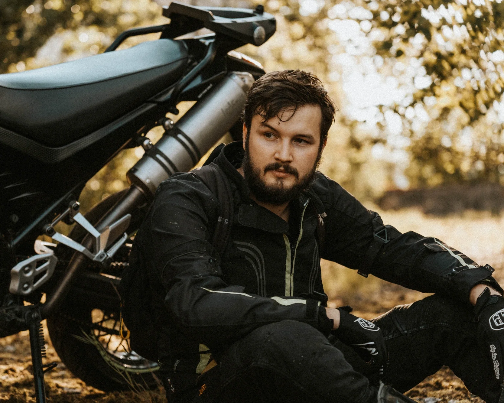 Mladý motorkář na fotografii z Plzně.