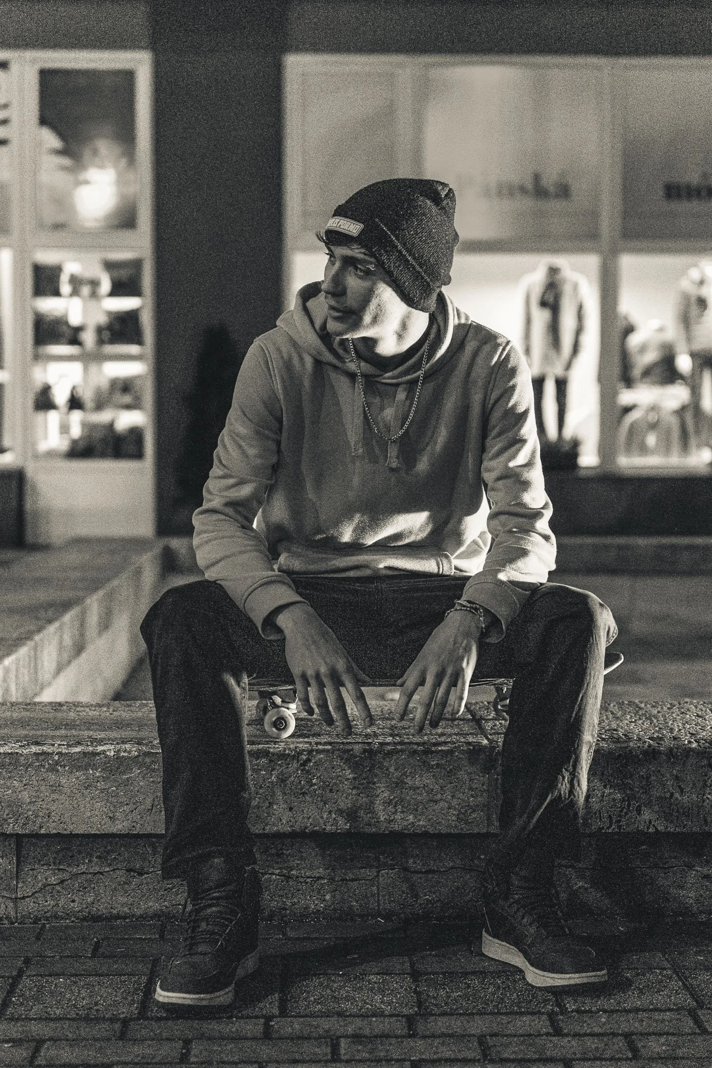 Skateboardista zachycený nevědomky portrétním fotografem. Portrét byl vyfocen ve městě Plzeň.