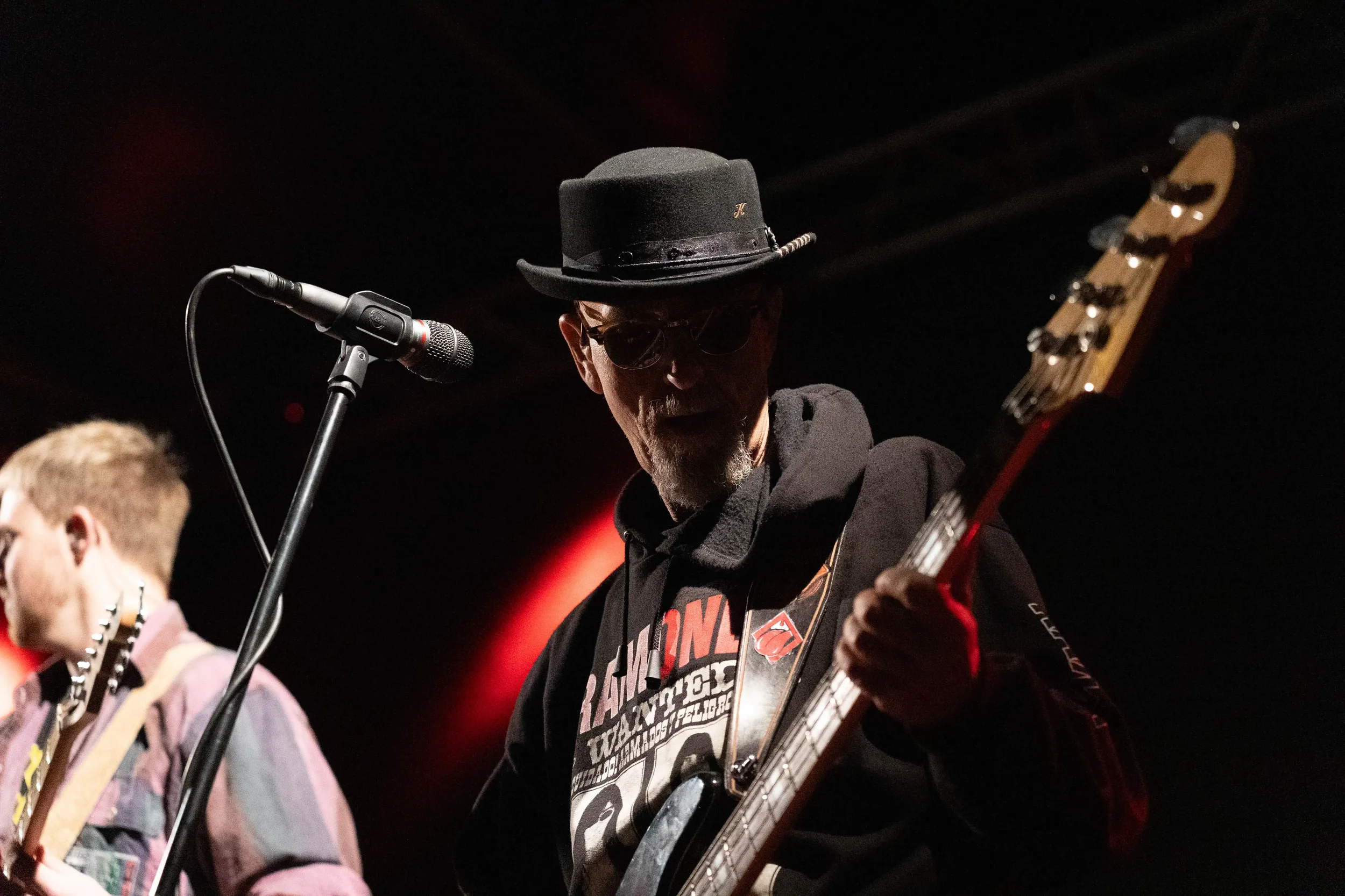 Fotografie kytaristy na koncertě v Plzni.