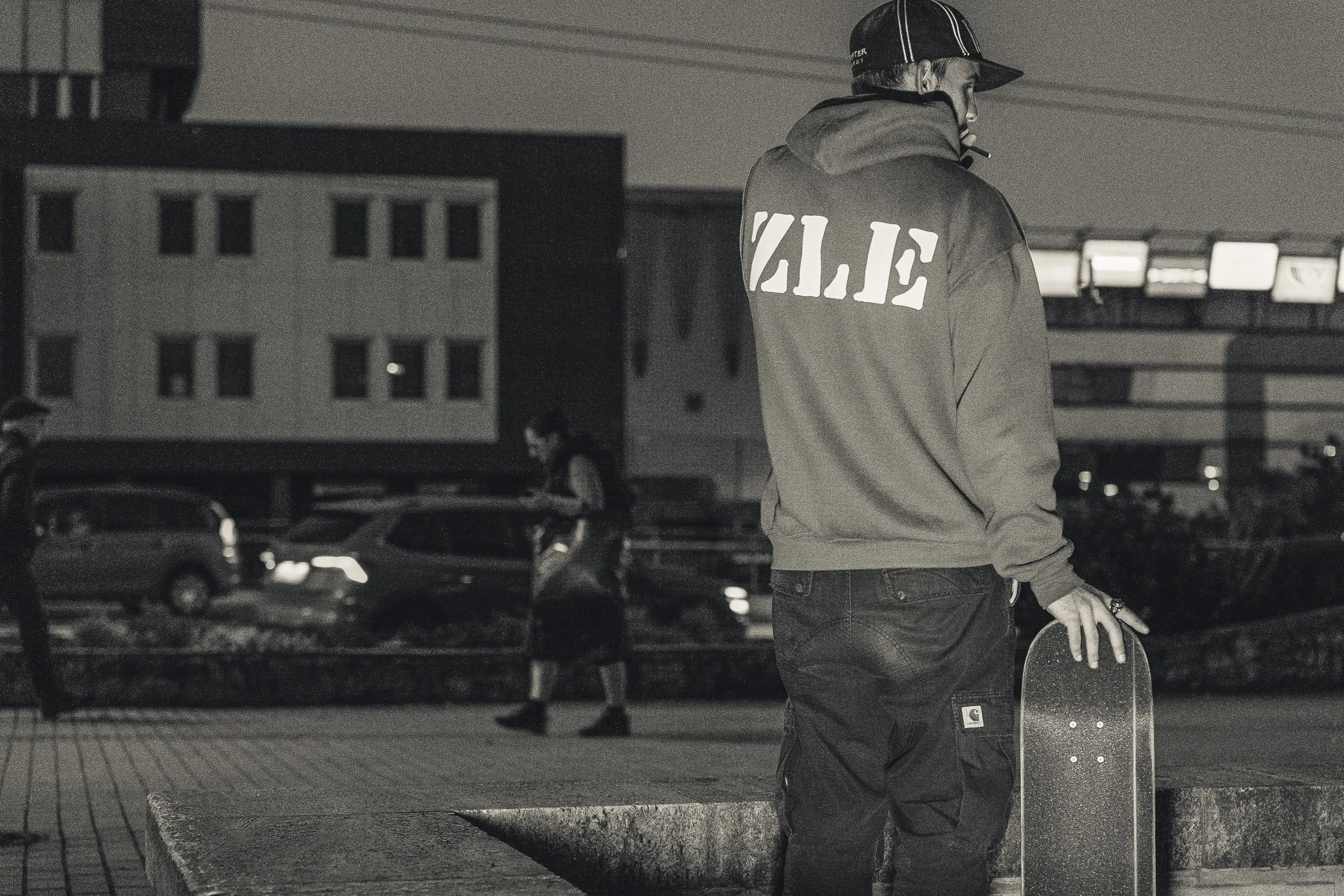 Zamyšlený skateboardista kouřící cigareta. Na fotografii od Davida Miceva. Fotografa žijícího ve městě Plzeň.