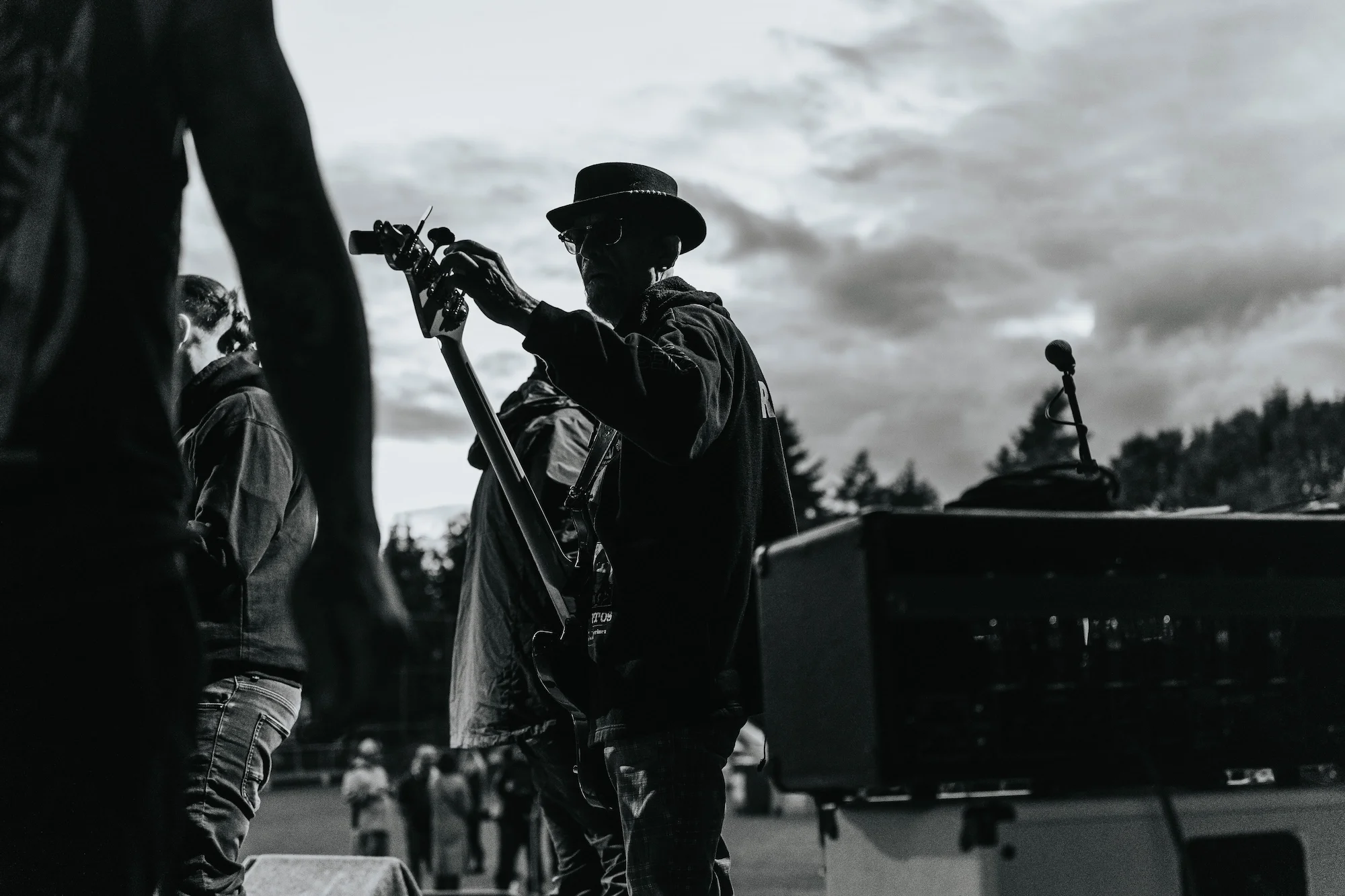 Koncertní fotografie. Kytarista se připravuje na koncert u Plzně.