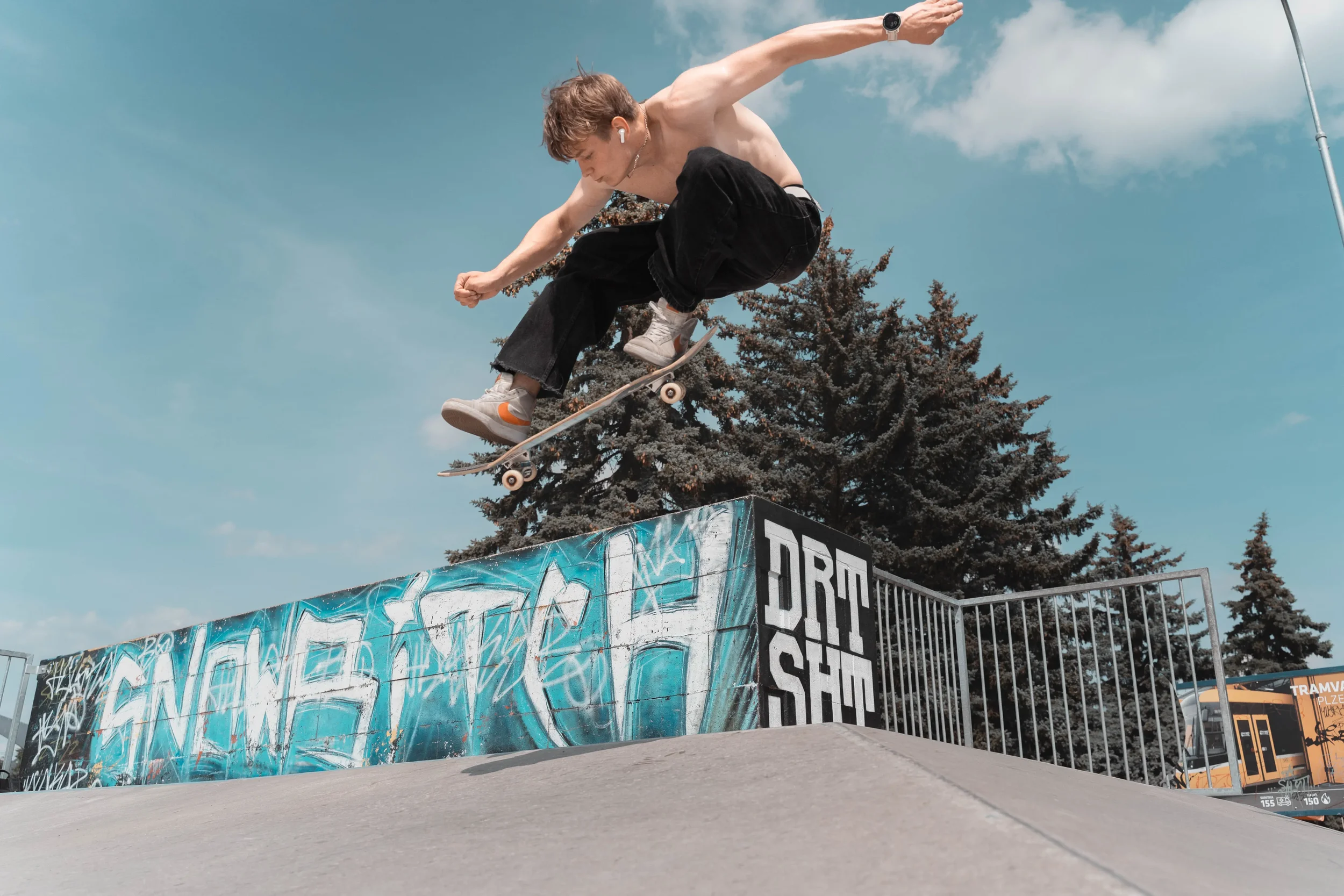 Akční fotografie z Plzně. Fotograf fotí skateboardistu při ollie.
