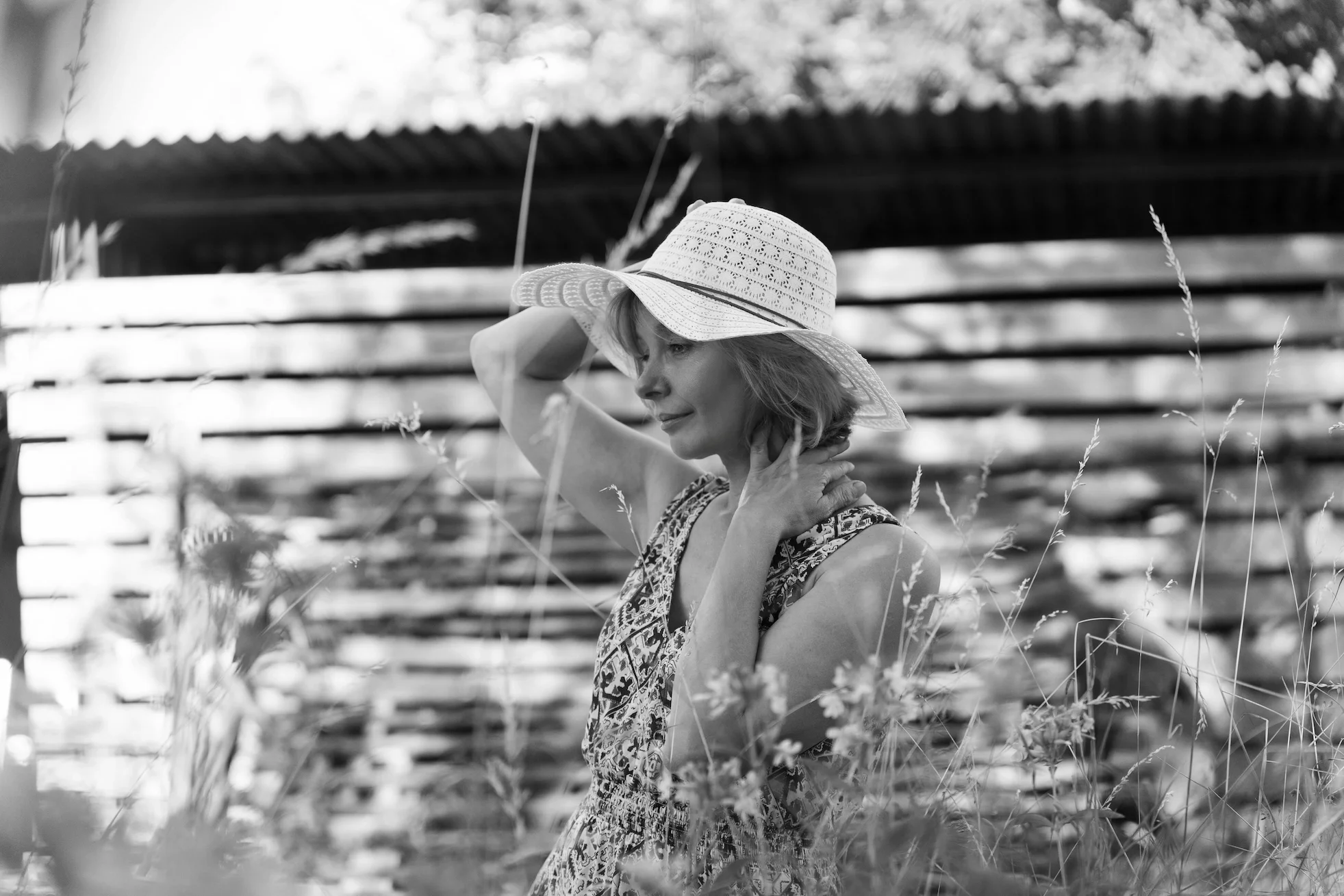 Pózující dáma v přírodě focena portretním fotografem.