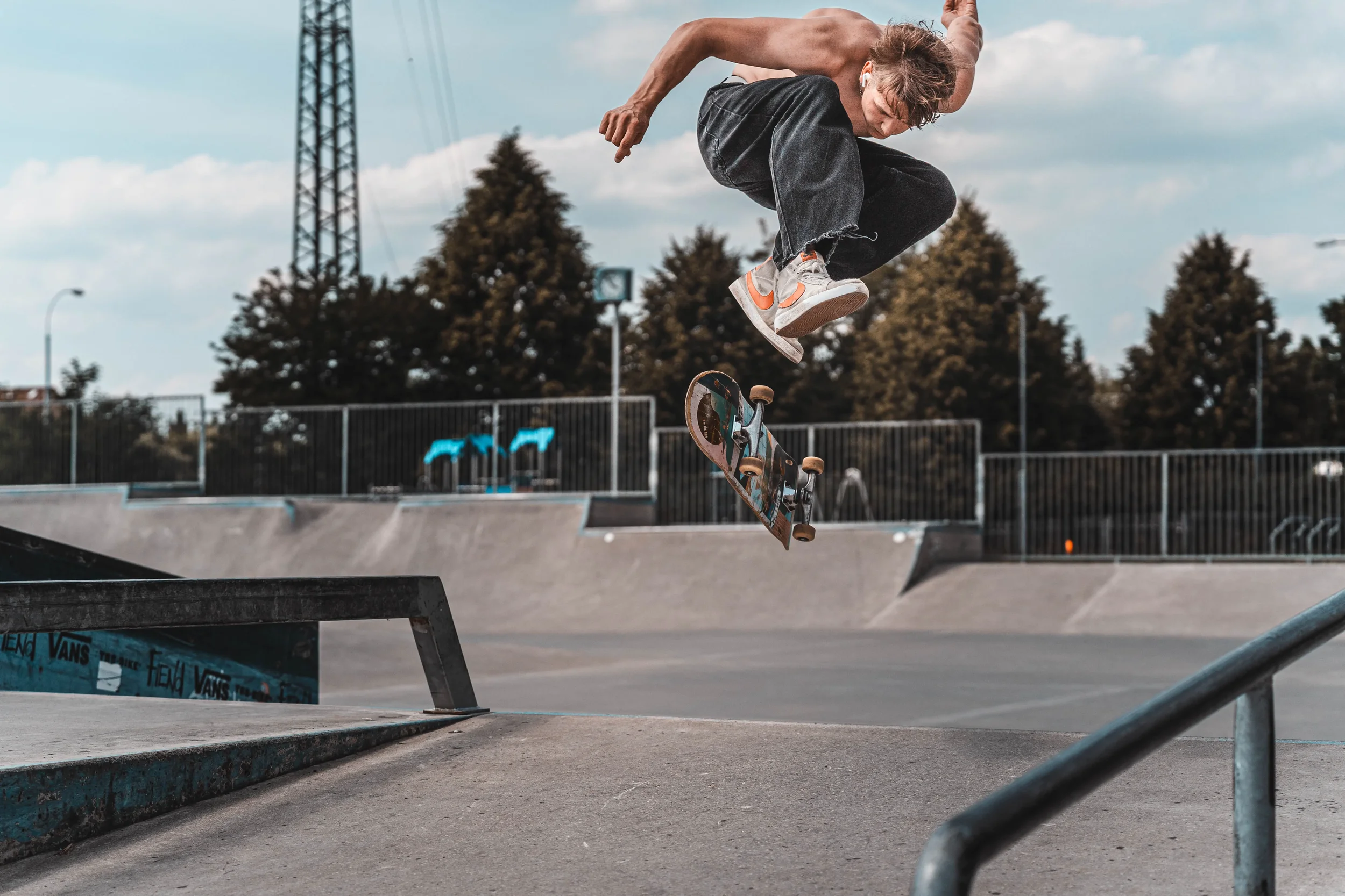 Akční fotografie, která je vyfocena fotografem z Plzně. Zachycuje skateboardistu při kickflipu.