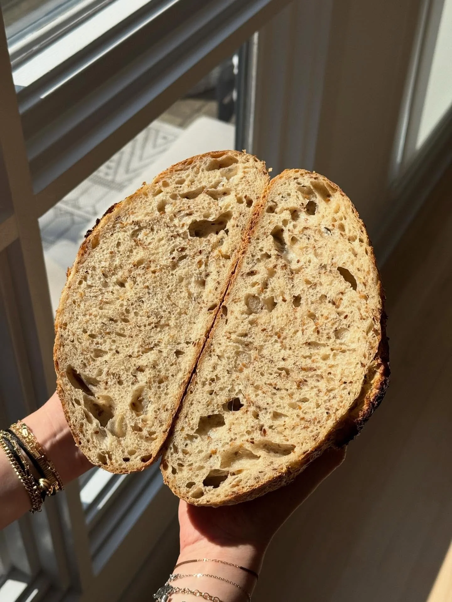 Celebrate fall with a sesame loaf made by yours truly 🍂

Quick shoutout to our founder on his 24th birthday🎂🎂🎂