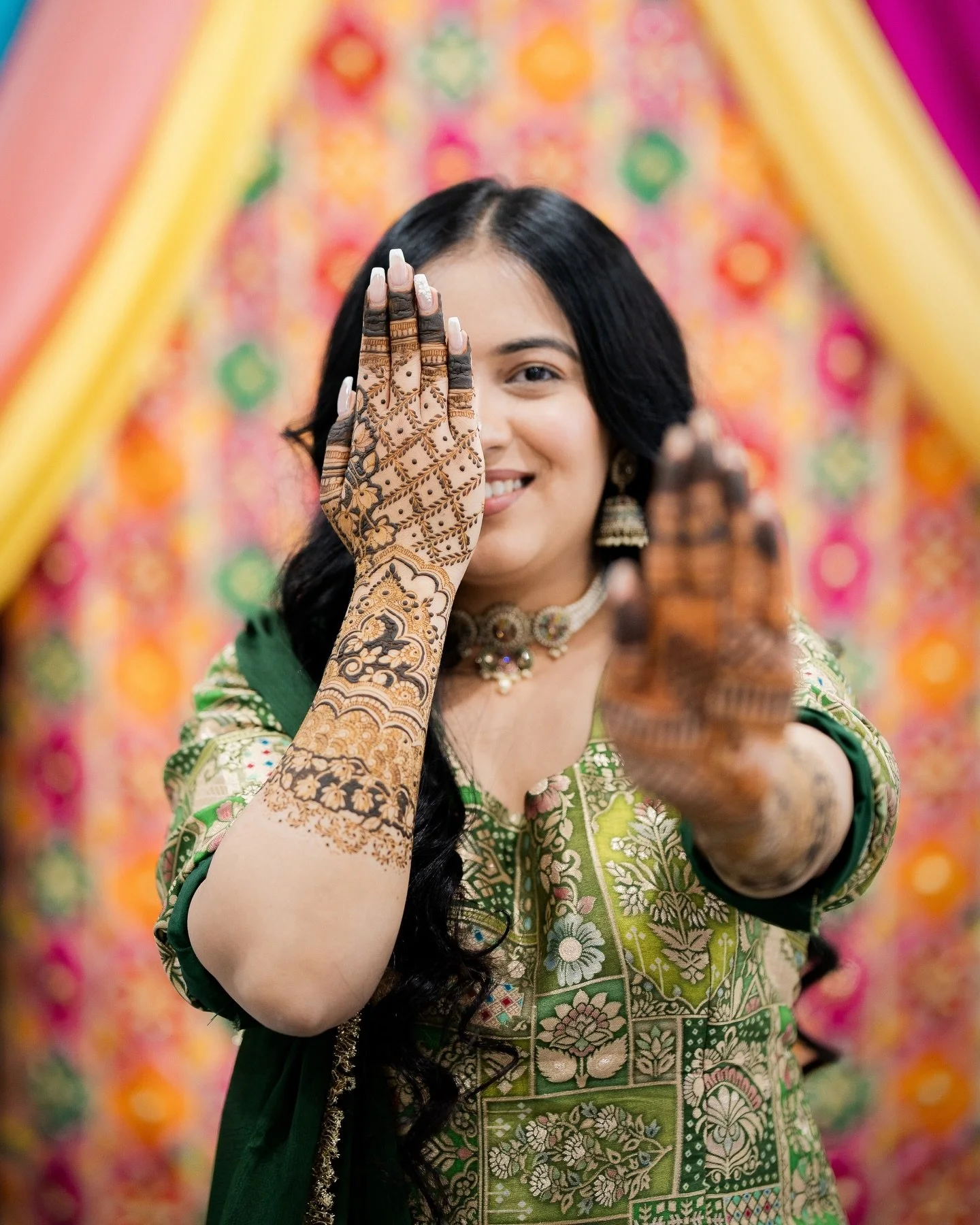 Pavneet&rsquo;s Mehndi ✨
Mehndi moments that feel like forever 💚

Beautiful mehndi done by: @yyc_henna_artistry 
&bull;
&bull;
&bull;
&bull;

#wedding #bridalmehndi #mehndi #yyc #bride