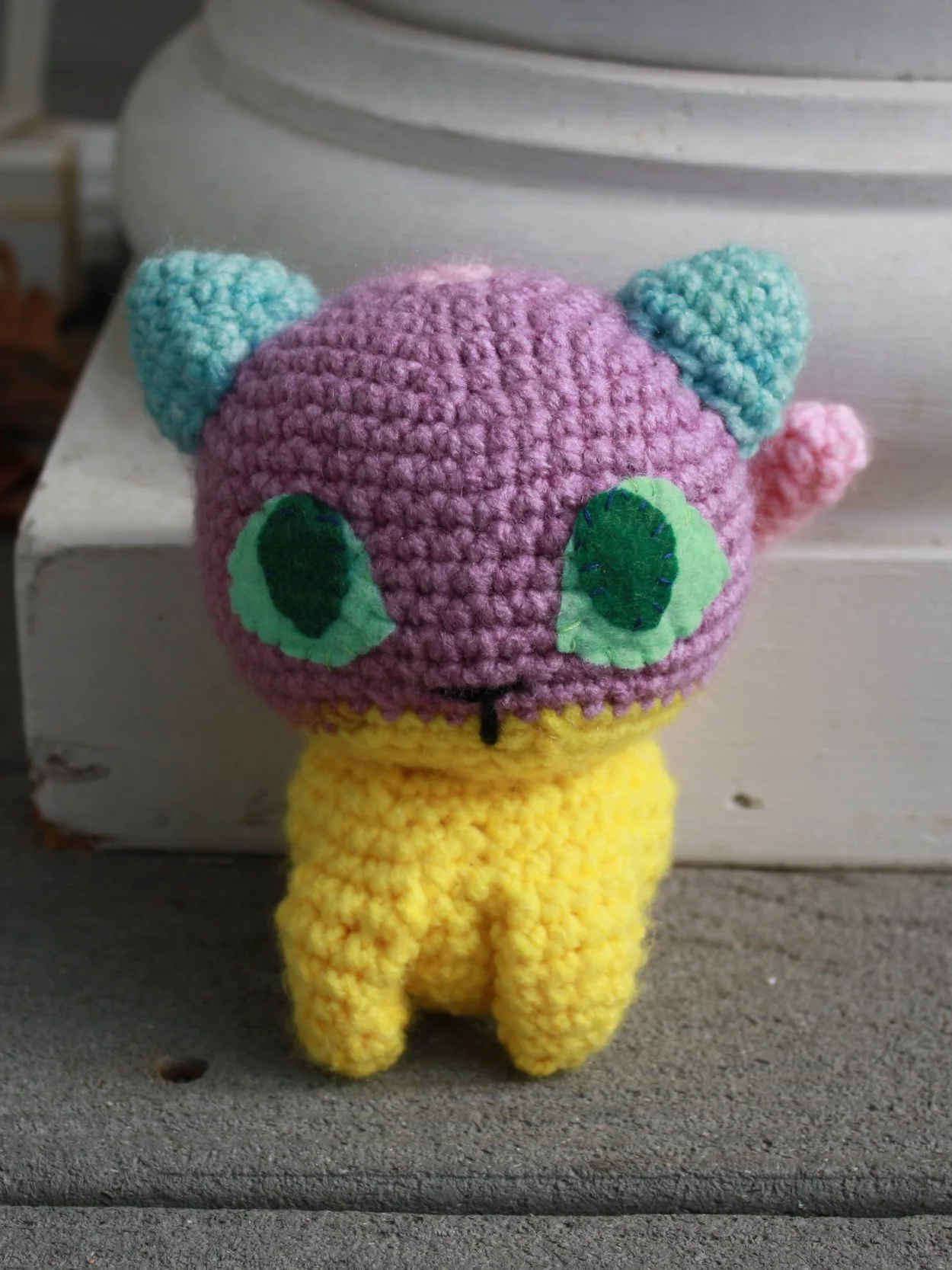 Color Block Sitting Kitty