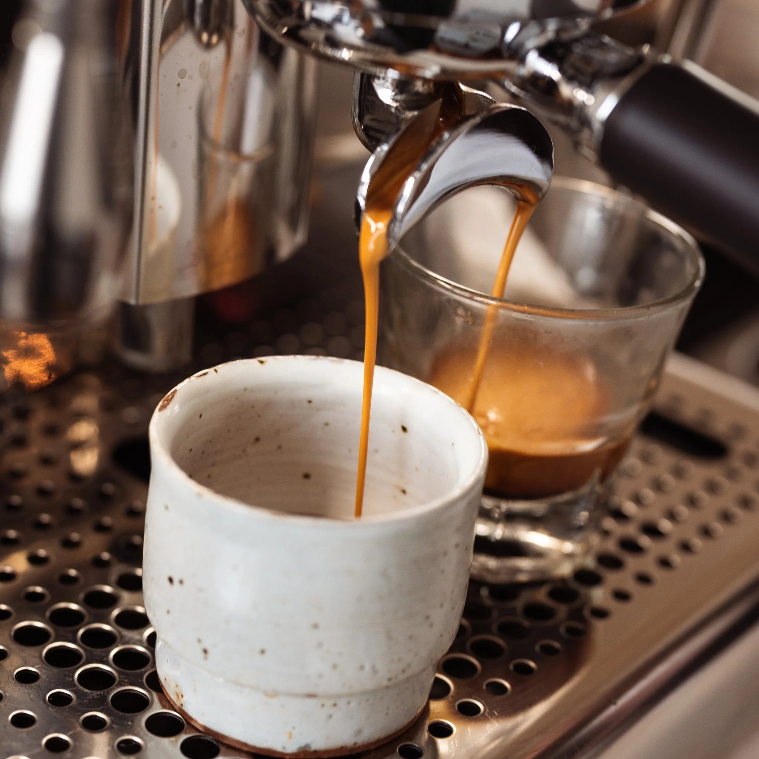 traveling barista near philadelphia pulling an espresso shot from a mobile coffee cart