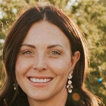 Mindi Vande Kamp - 1:1 Coach + Group Facilitator