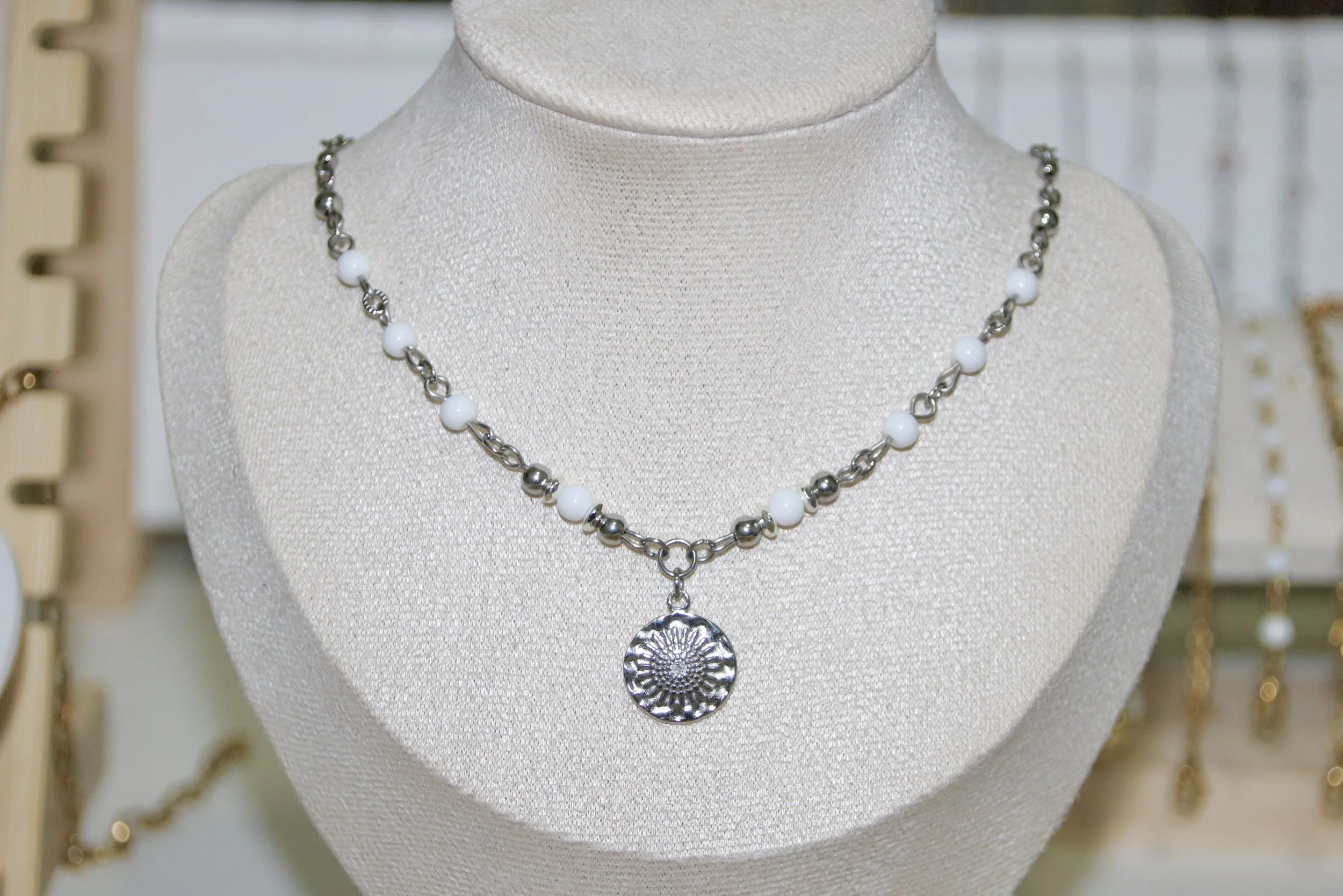 Collier jade blanc argenté