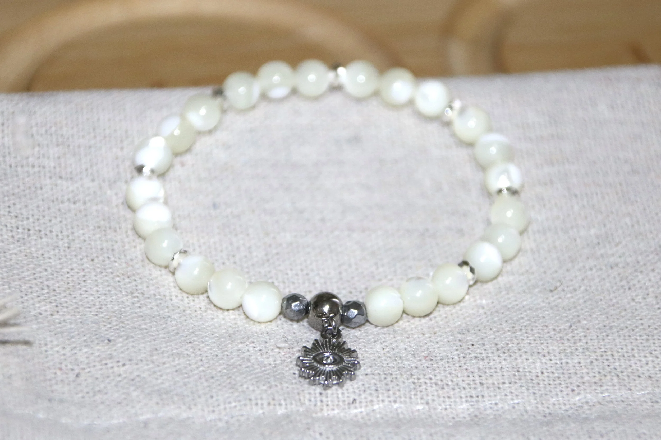 Nacre de coquillage et hématite argenté