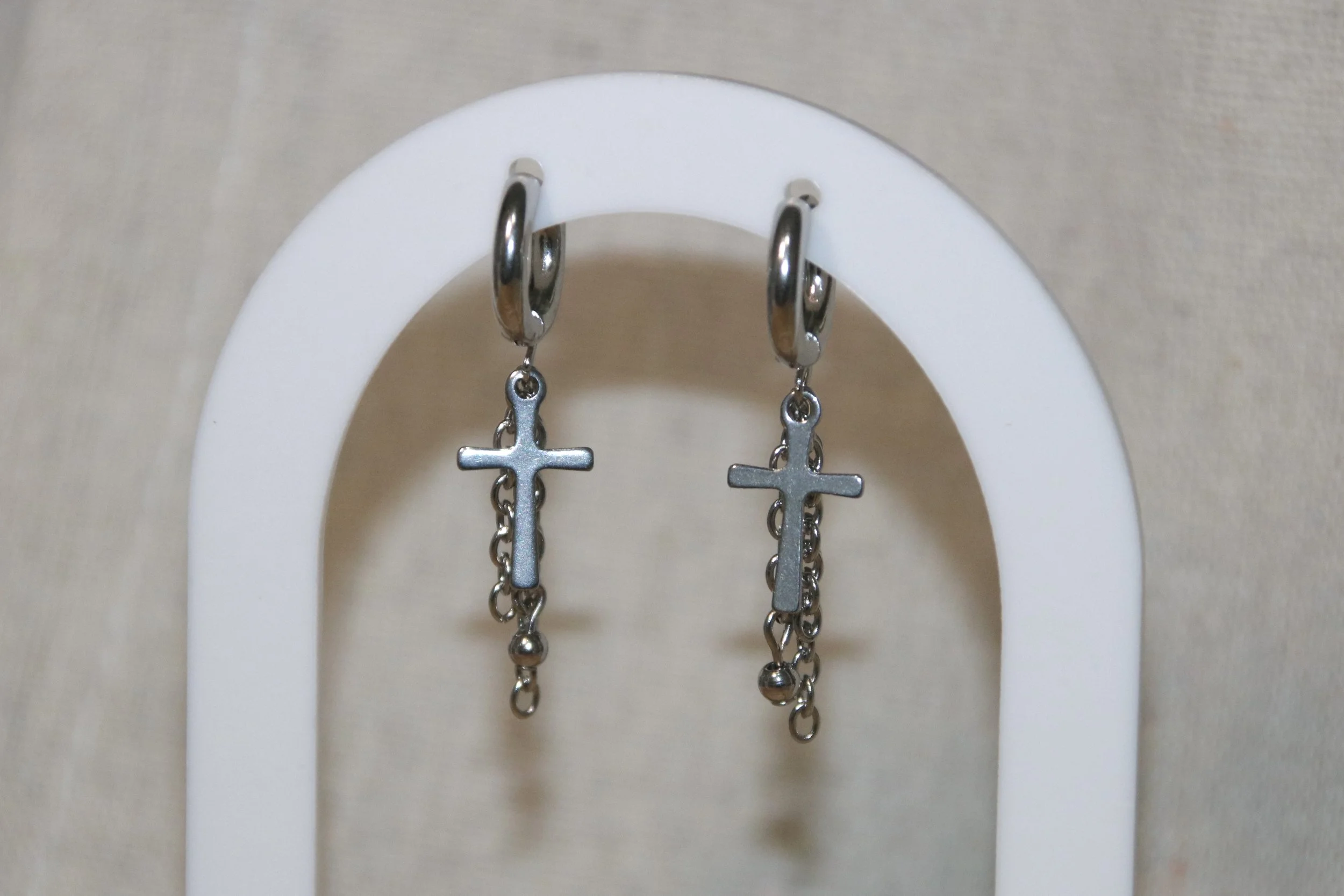 Boucles d'oreilles croix et chaines argenté