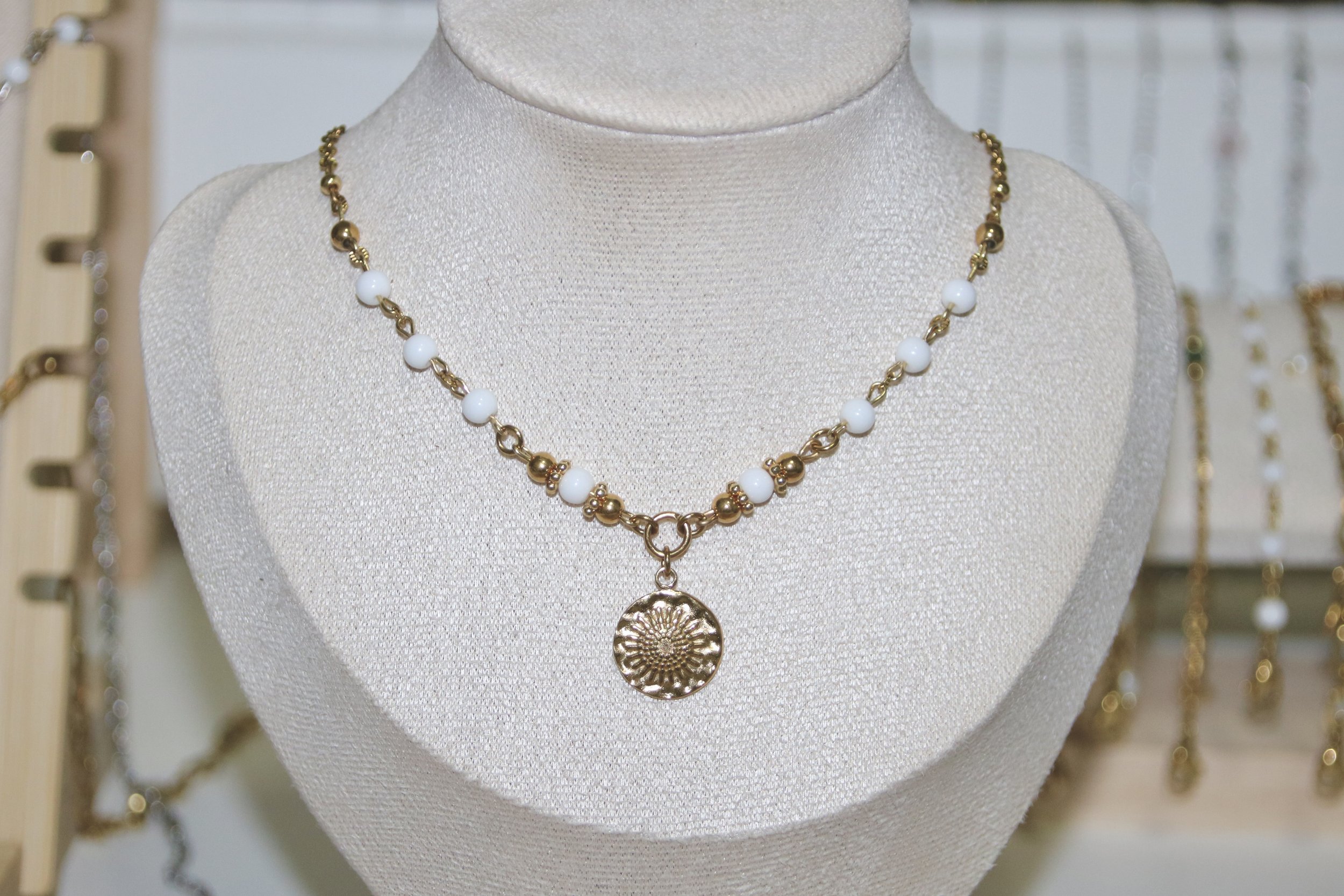 Collier jade blanc doré