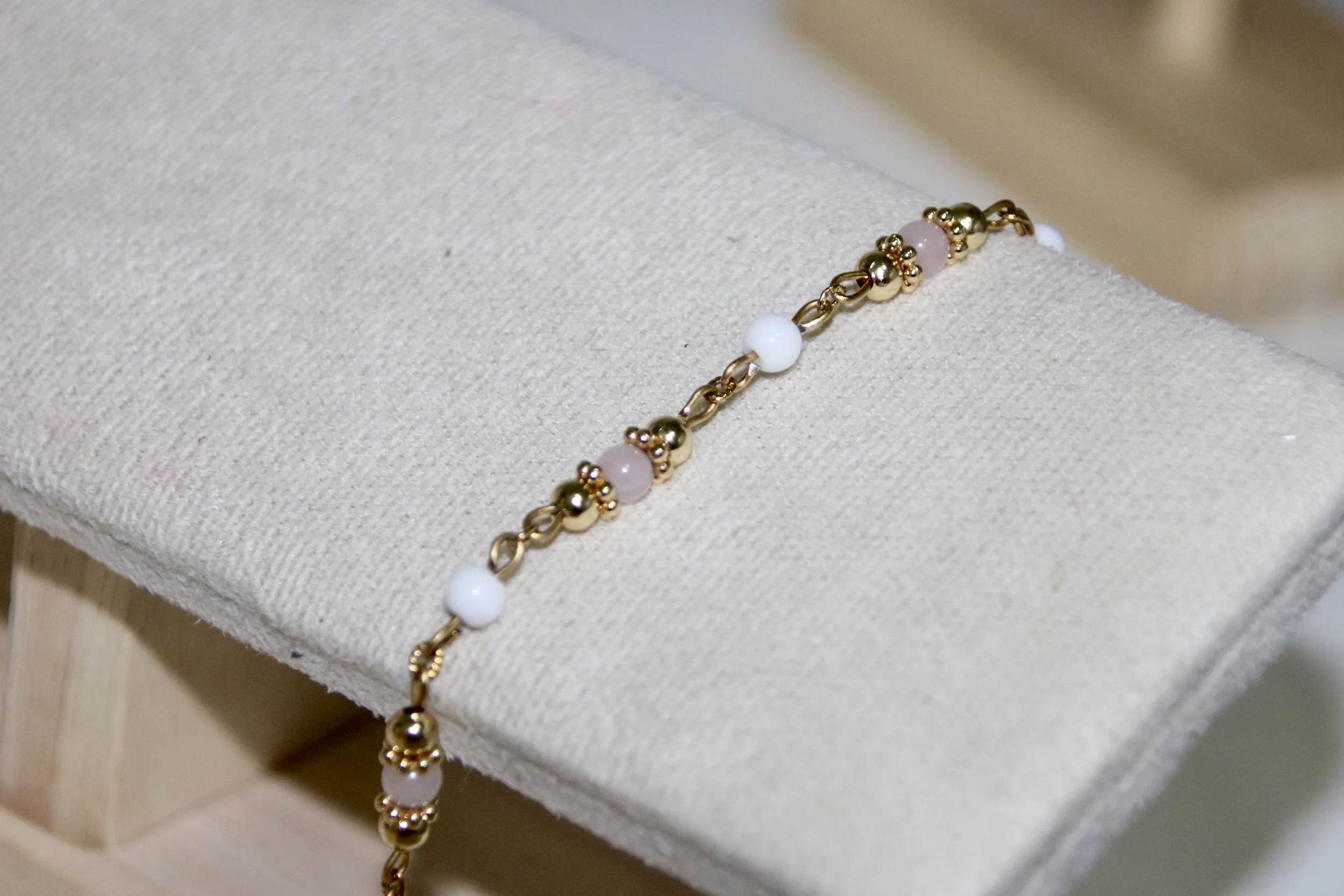 Bracelet quartz rose et jade blanc doré