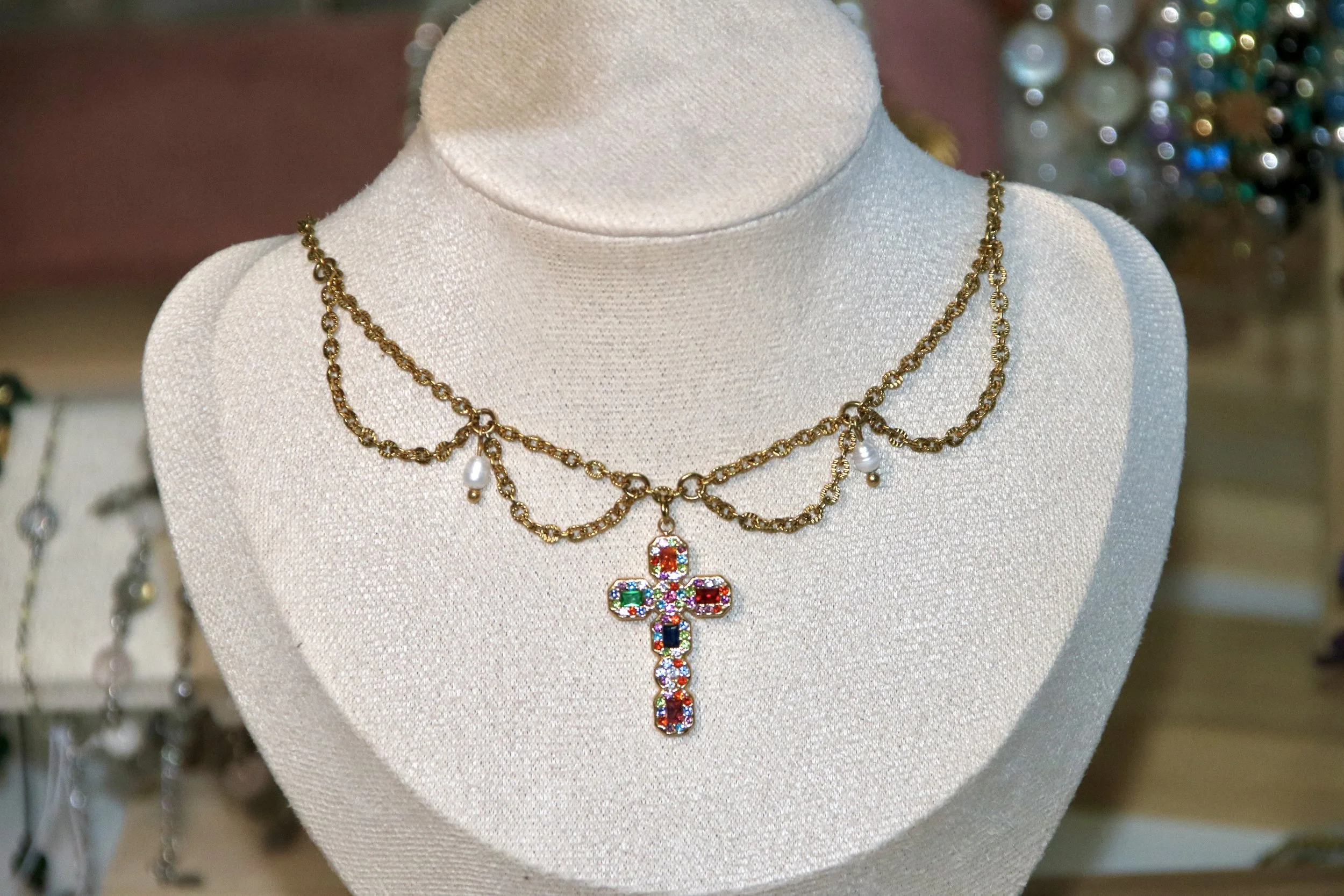 Collier croix multicolore et perles d'eau douce