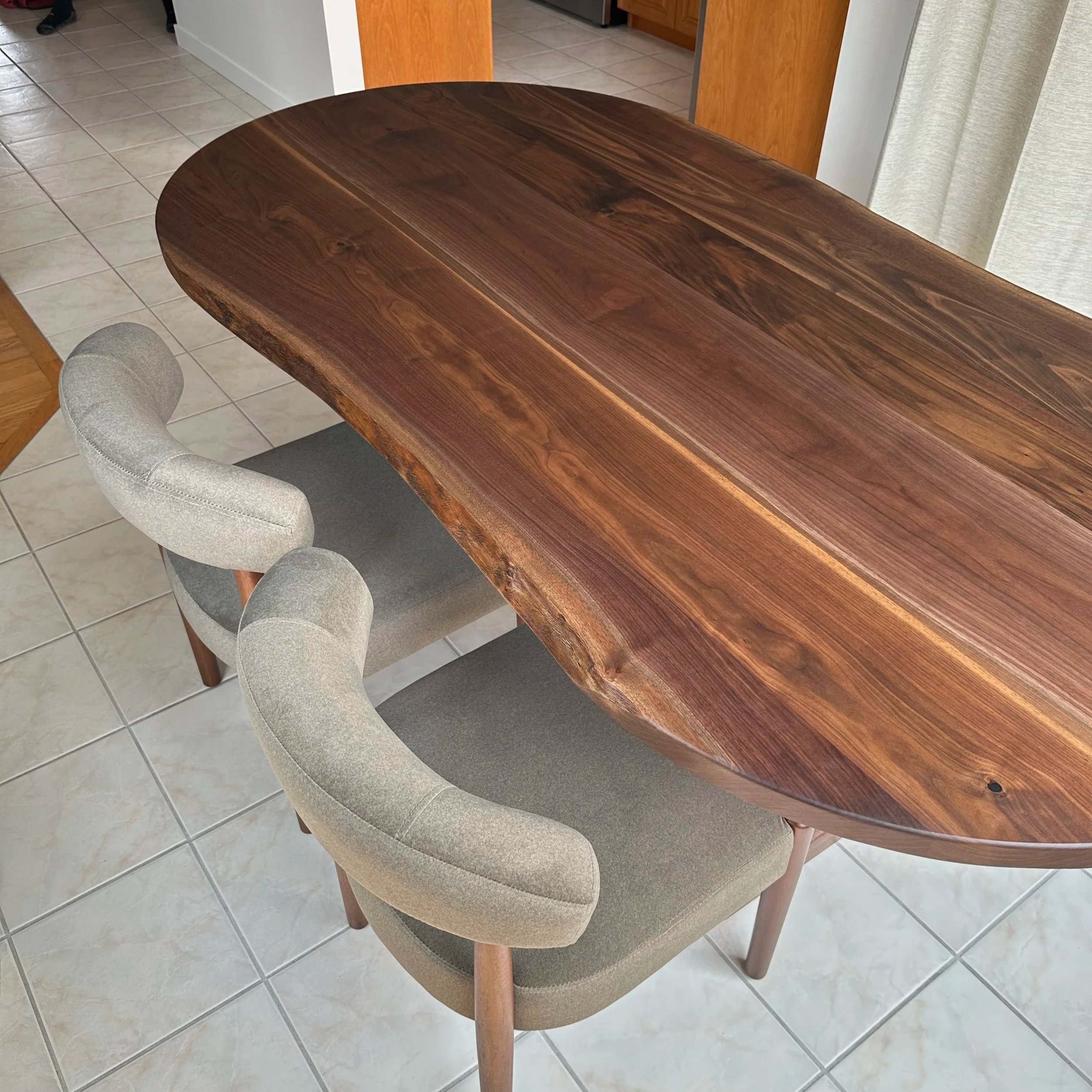 Close up view of the edge on the dining table 