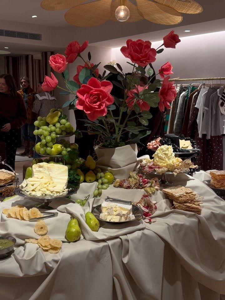 Holiday Market with @loefflerrandall 🍐