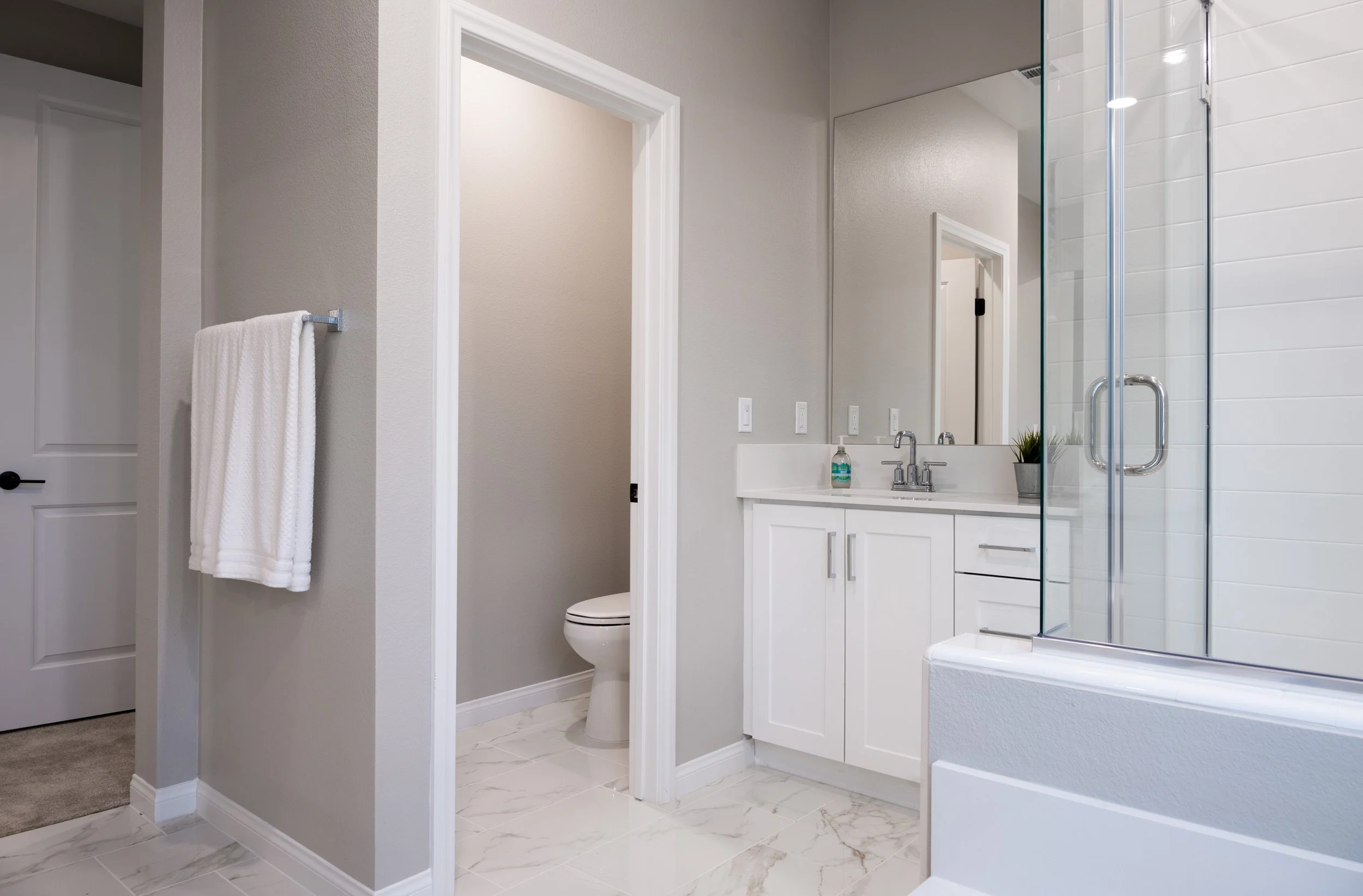 Primary Bathroom 2.jpg