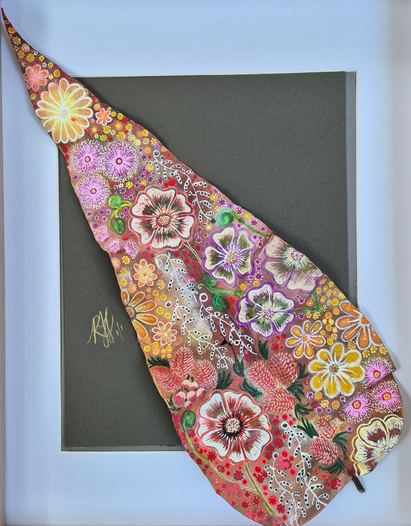 This giant gum was purchased as Christmas gift, so I couldn't share and spoil the surprise!  Framed in a 300mm x 380mm timber box frame, this stunning leaf pops with all the colour and vitality of the Australian bush in summer.  It was such a thrill 