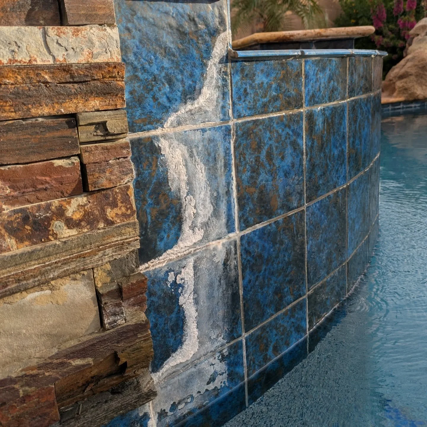 Testing out a new product to add to our weekly maintenance program and here are the results after just one month! Swipe to see the transformation! 👀

Calcium scale is common in pools here in Arizona due to our naturally hard water. High calcium leve