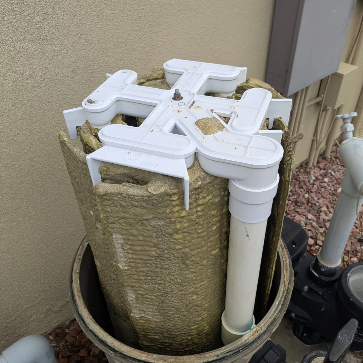 This is a reminder to clean your filter grids! For pools running a Diatomaceous Earth (DE) filter, backwashing when filter pressure reads 8-10 psi higher than normal (or at least once a month) is recommended. ✅ 

However, grids can also get caked up 