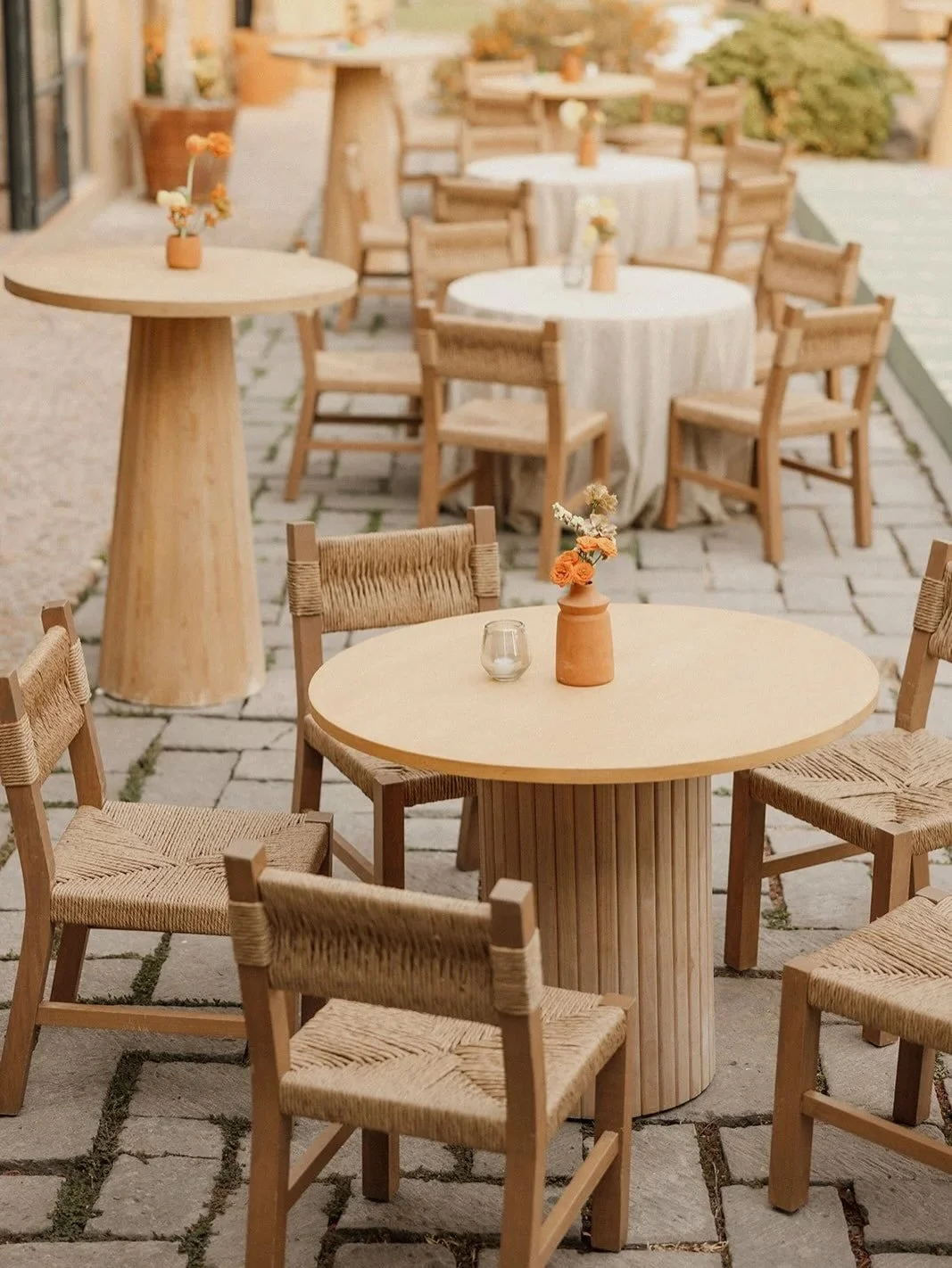 With deep gratitude for this past year, and so much excitement for what&rsquo;s ahead 🧡

Photography @yessicacruzw 
Venue @casaadelamexico 
Planning &amp; design @cosmeweddingstudio 
Floral design @vasijafloral 
Catering @mayecordovaeventos 
Rentals