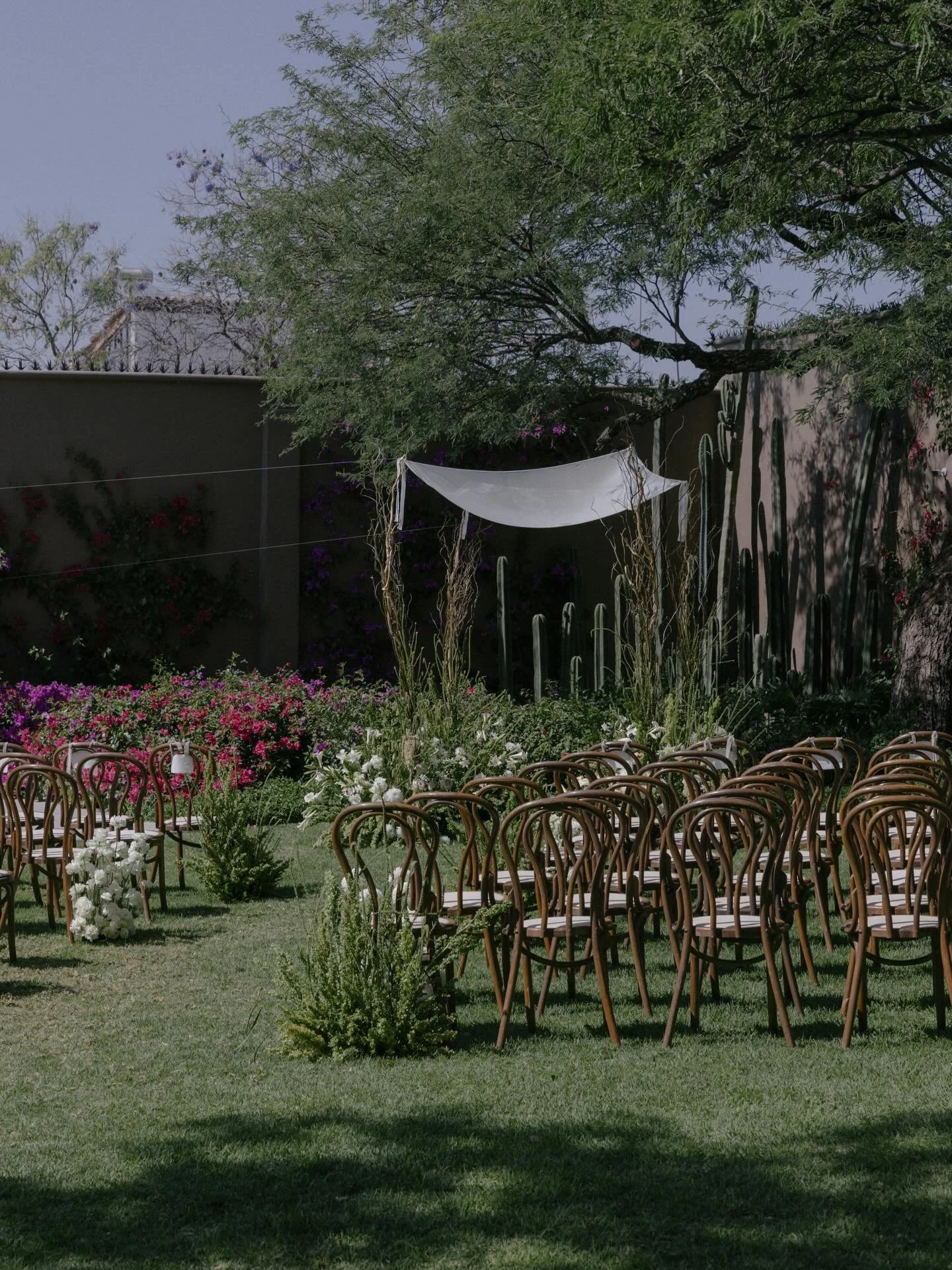 A garden ceremony set in San Miguel. 

Photography @marcusjollyweddings 
Floral design @florklorestudio 
Hair &amp; makeup @team_danipalmakeup.hair 
Venue @casa_lenno