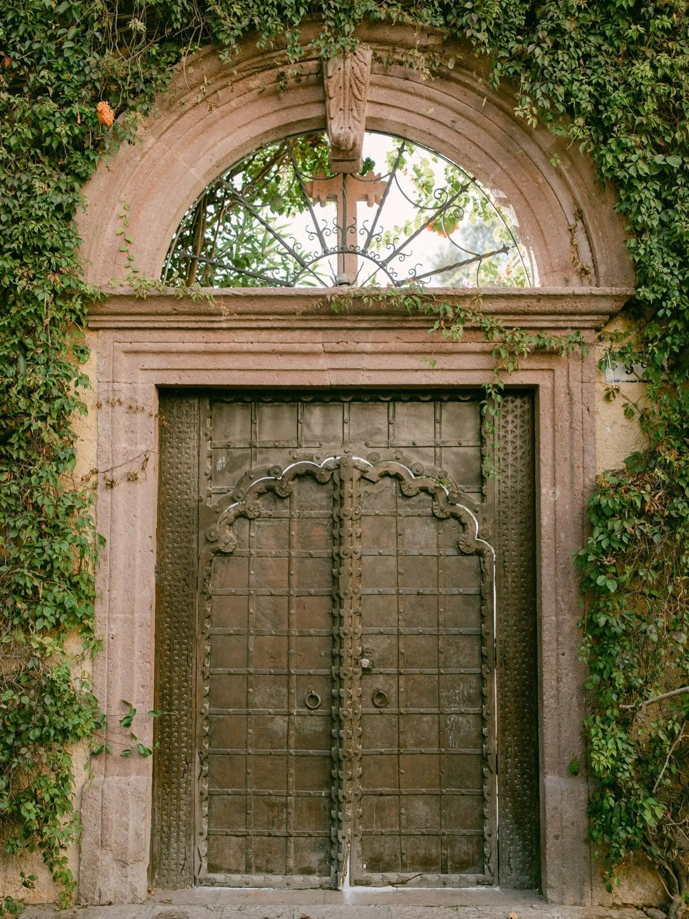 Where love feels timeless. 

Photography @mayiosotaluno 
Planning &amp; design @cosmeweddingstudio 
Venue @casachorromx 
Floral design @florklorestudio 
HMU @makeupbyitza 
Paper goods @mxlucerna