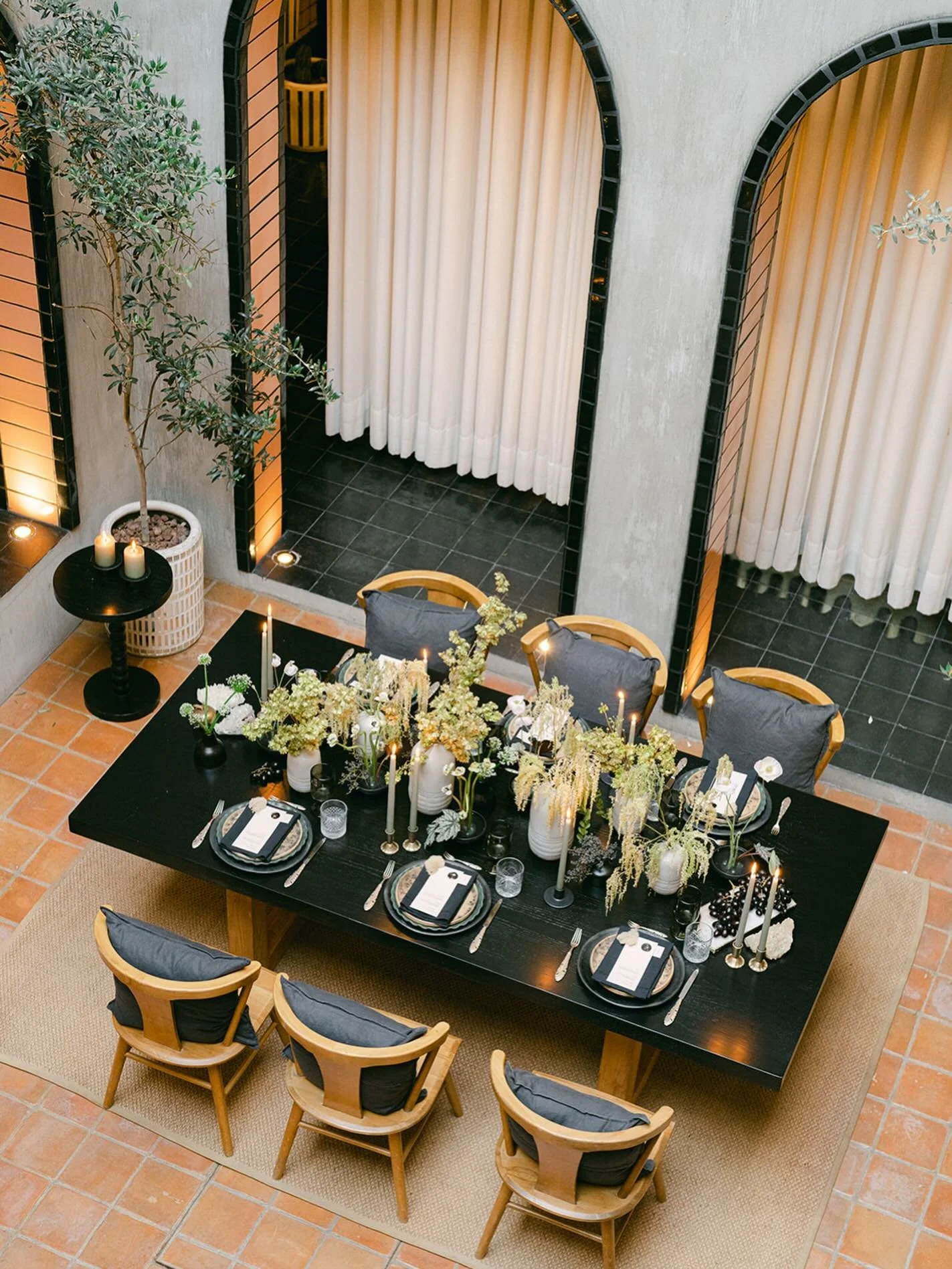 We do moody tablescapes too. 

Photography @mcw_photocinema 
Venue @casahoyos 
Planning and design @cosmeweddingstudio @saraifloresmendivil 
Floral design @florklorestudio 
Paper goods @mxlucerna