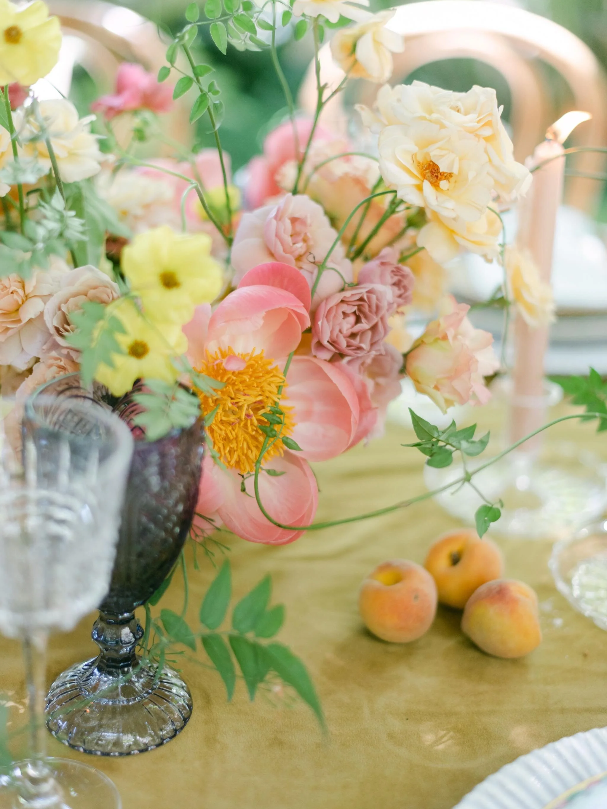 @saraifloresmendivil &amp; @florklorestudio bringing color to our lives since forever 💛

Photography @gabrielamataphotography
Paper goods @mxlucerna 
Rentals @warehouseguanajuato 
Venue @casachorromx 
Hair &amp; makeup @team_danipalmakeup.hair