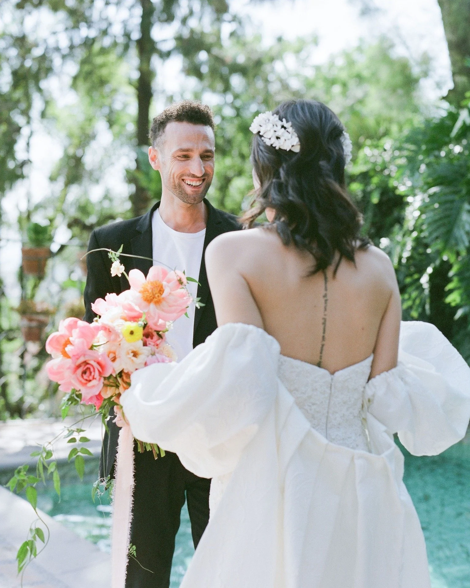 We love peonies. 

Photography @gabrielamataphotography 
Venue @casachorromx 
Floral design @florklorestudio 
Hair &amp; makeup @team_danipalmakeup.hair