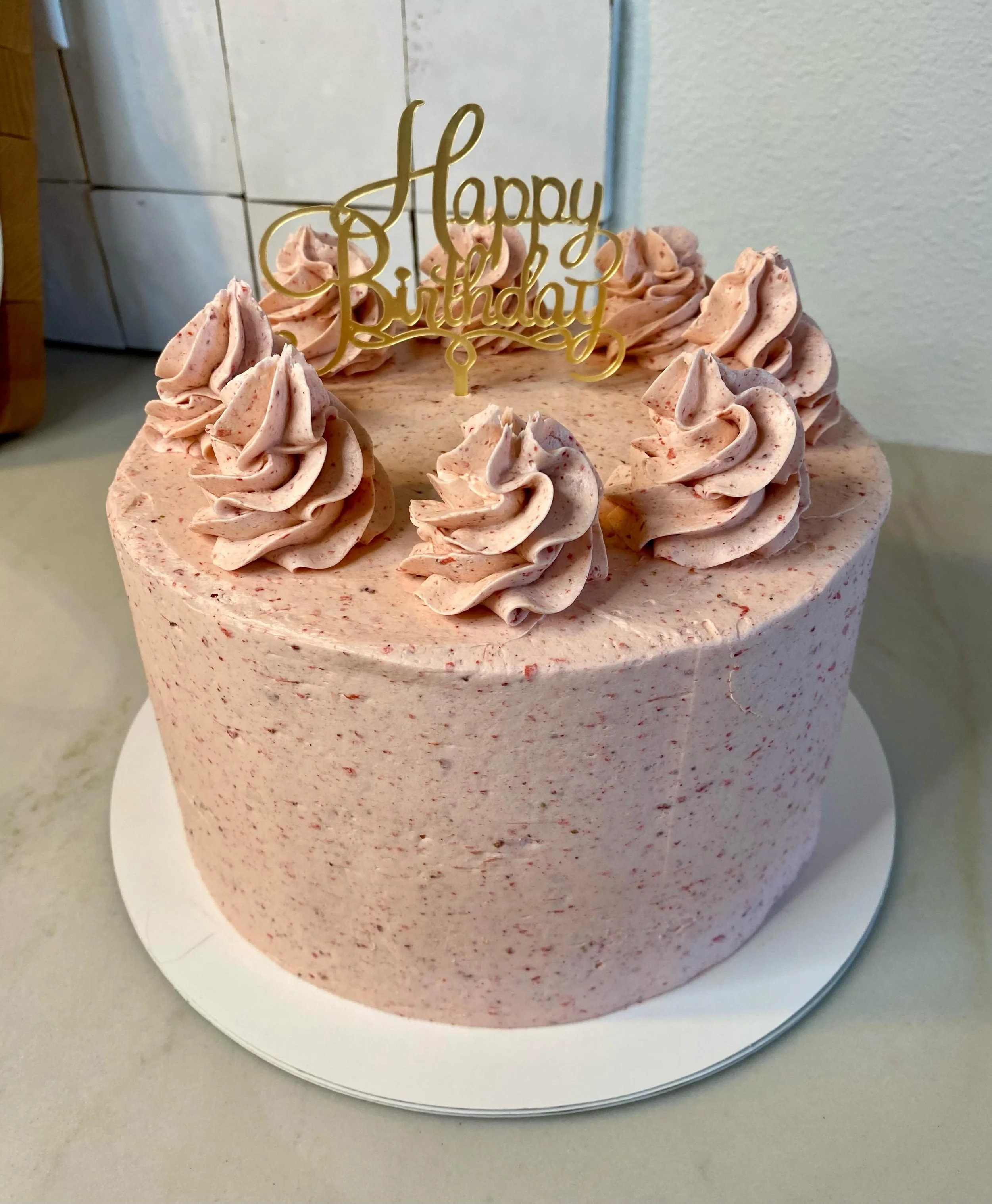 🍓🫐🍋Soft vanilla cake layered with bright blueberry lemon curd and silky strawberry Swiss meringue buttercream. Sweet, fresh, and perfectly balanced with fruity flavor in every bite. A cake that tastes just as beautiful as it looks.
&bull;
&bull;
&