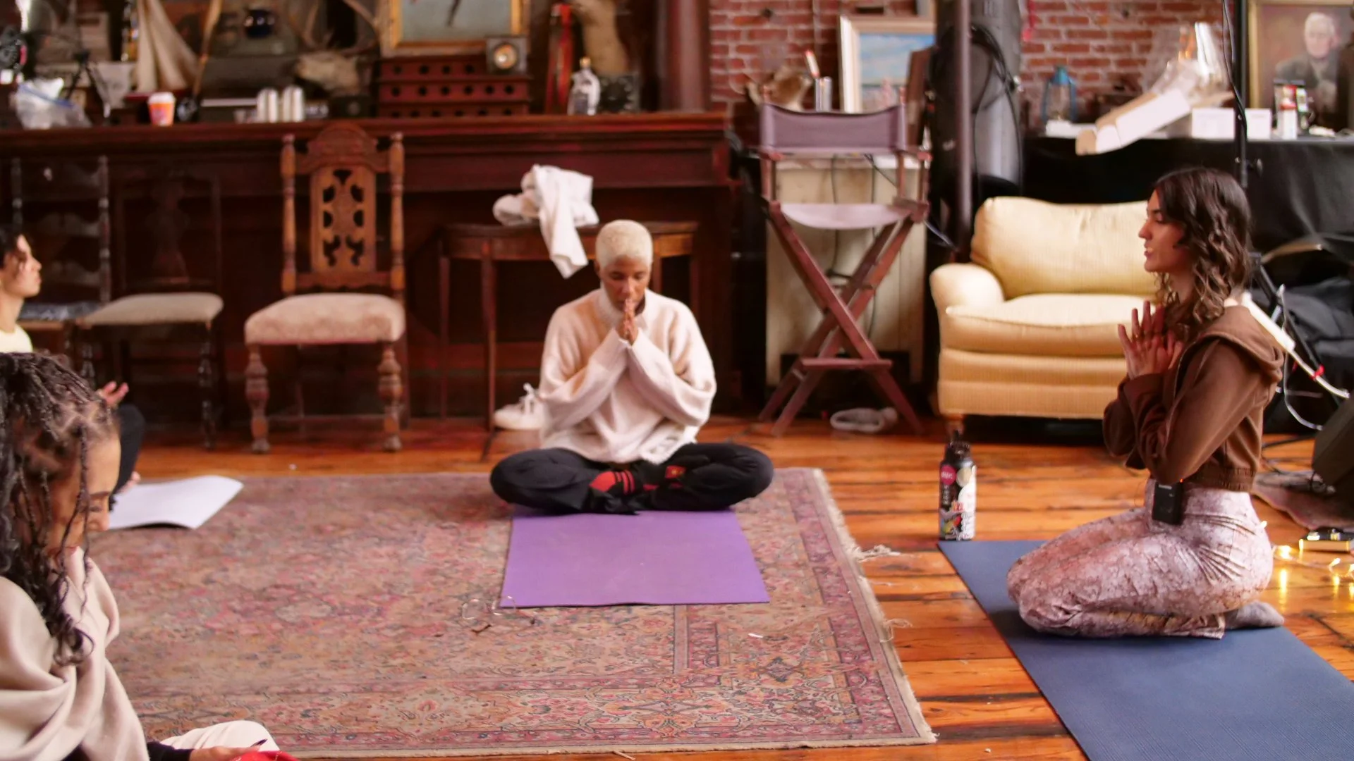 Bilingual Yoga with Chesy Amaranta