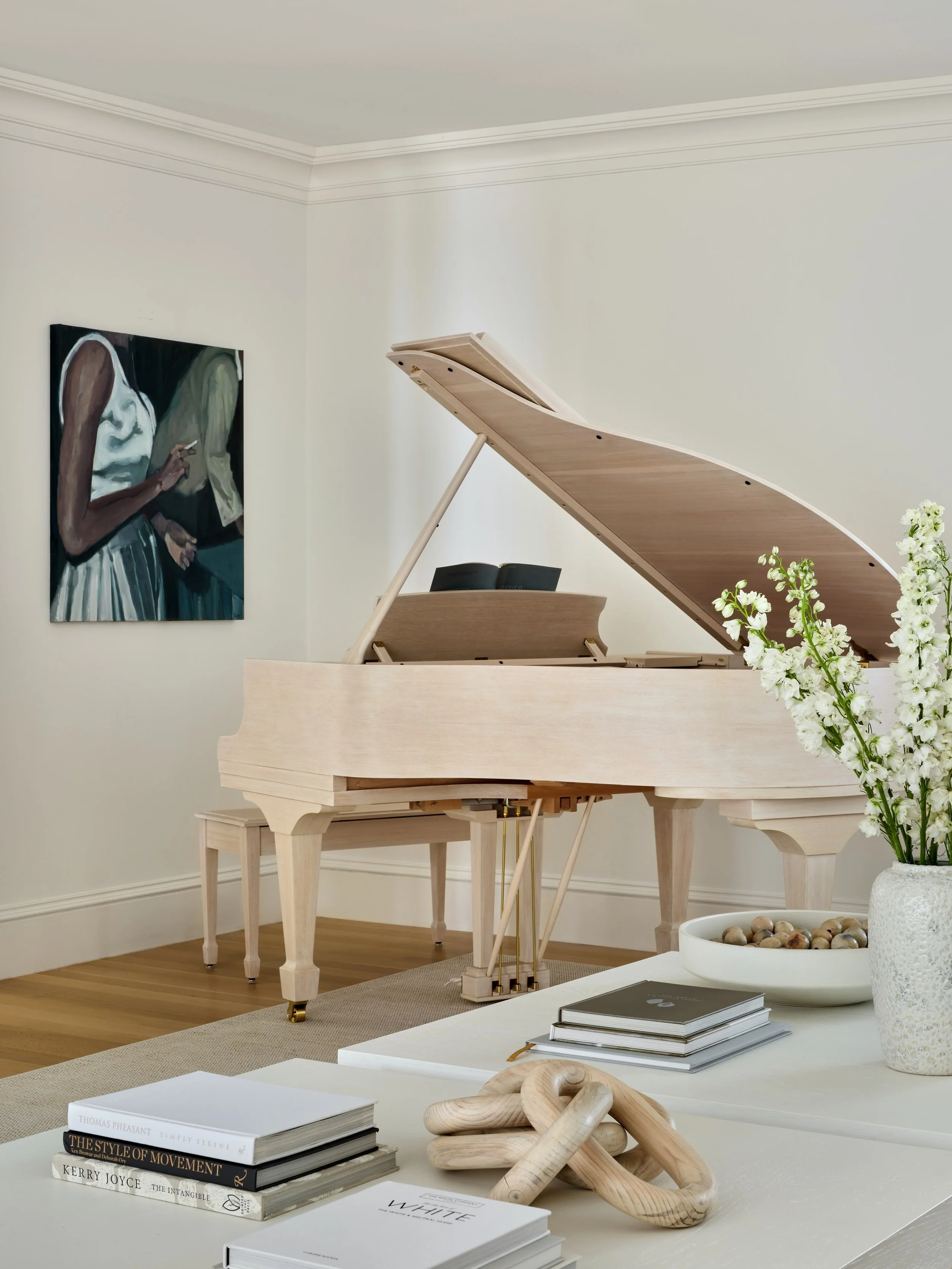 A masterfully customized @steinwayandsons piano in stained white oak, crafted over an entire year (swipe -->>> for process shots).

There are times when breaking tradition just makes sense. No glossy black pianos in this coastal home. 

📸 b