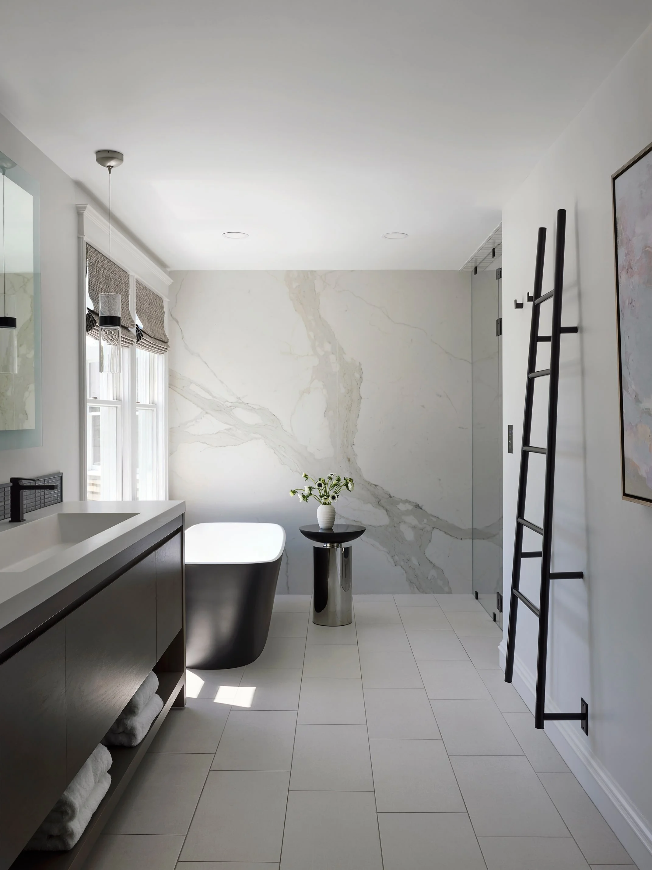 Black and white. But never basic. 

Modern waterfront living called for something cleaner, sharper and a little more unexpected. 

Which detail would you steal for your bathroom?

📸by @petermurdock_photo
