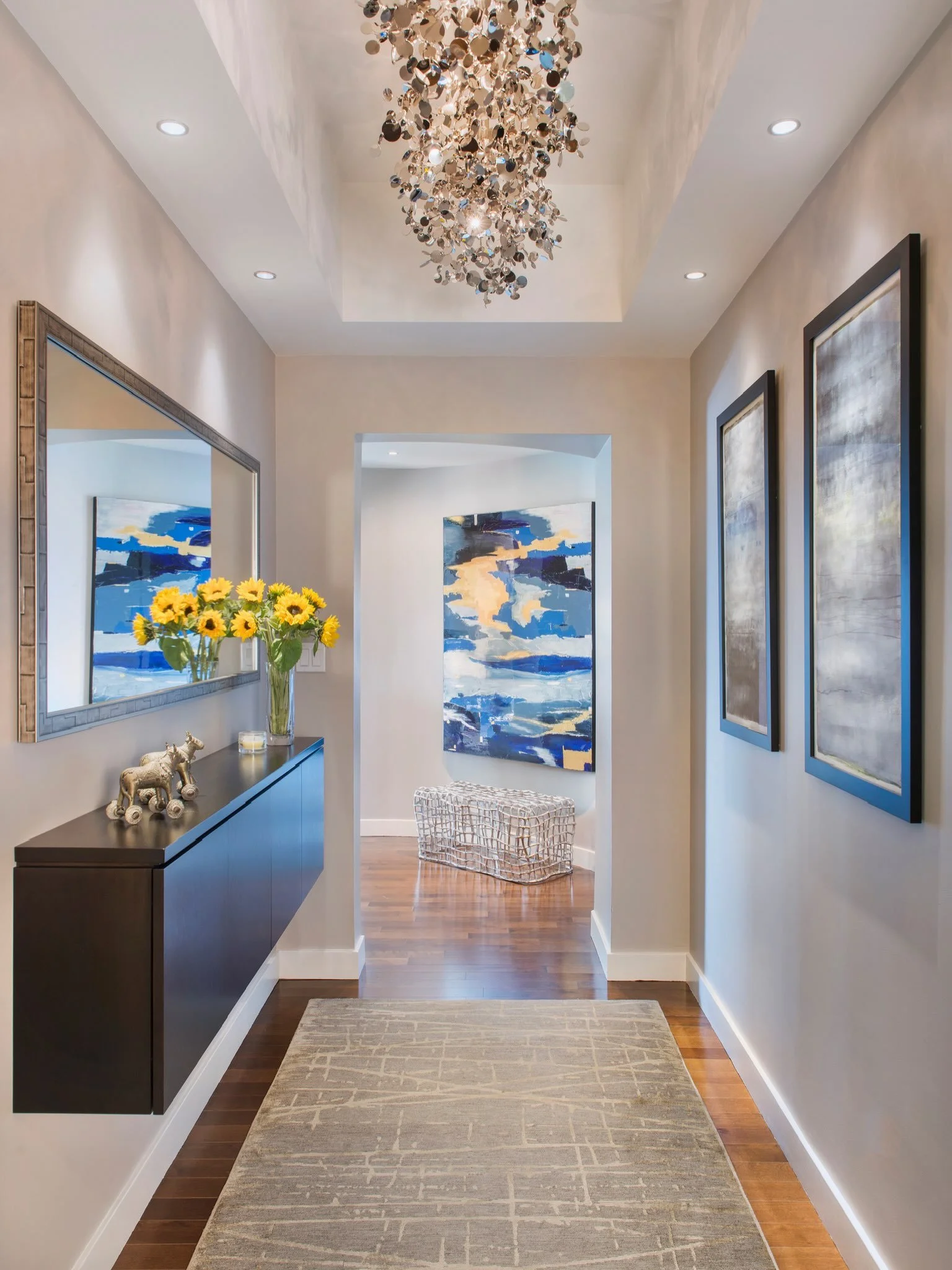 This dramatic entry didn&rsquo;t start this way. 

After (walking into the foyer)
Before (walking towards the front door)

Swipe to see this transformation. 
➡️➡️➡️

📸by @natreaphotography