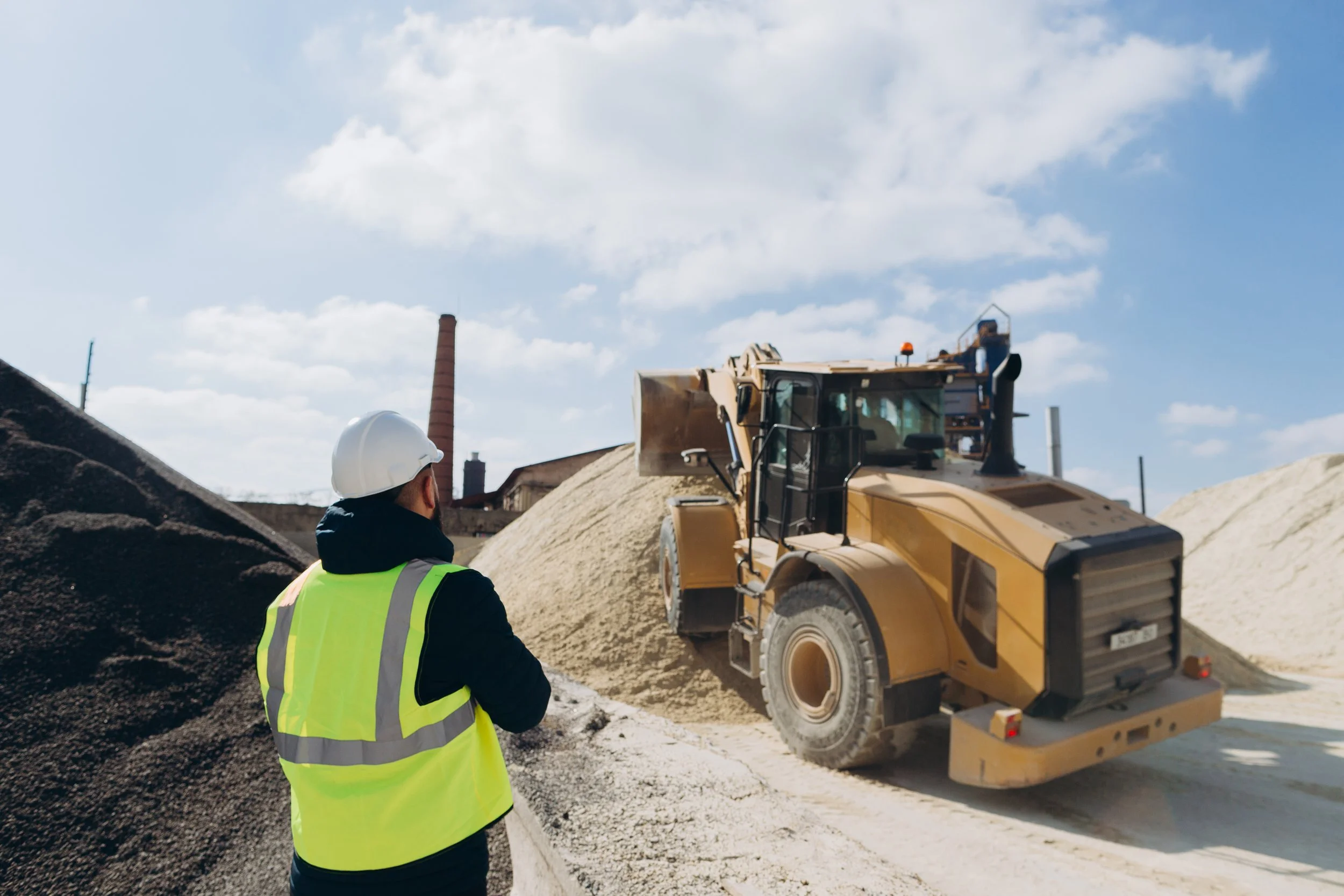 supervisor-overseeing-wheel-loader-working-at-conc-2025-09-01-20-28-54-utc.jpg
