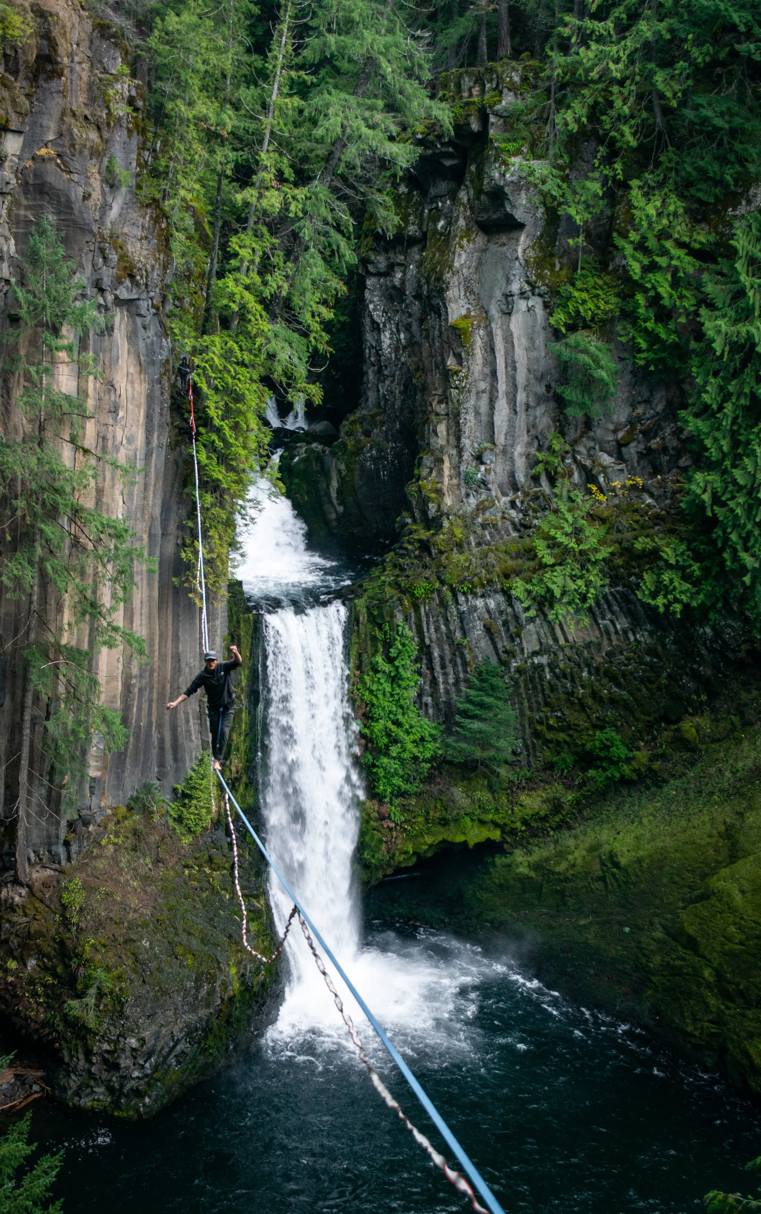 Photographer: Alex Wallace; Slacker: Mike Ashworth; Location: Toketee Falls; Webbing: Blue (main), Lyf2b (backup); Line: 70m