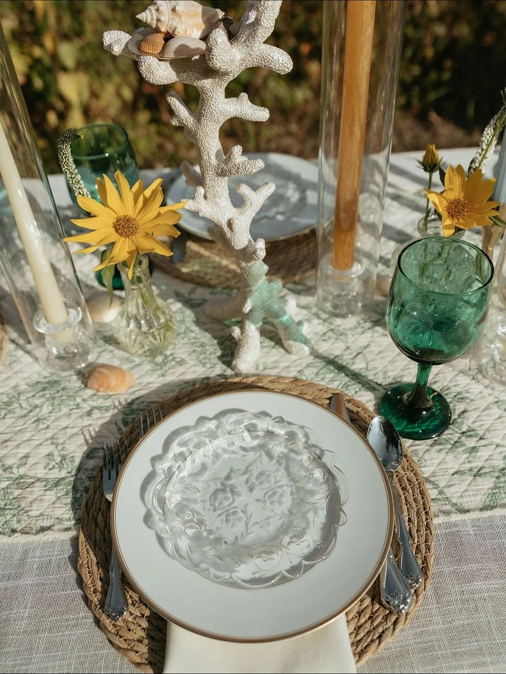 10/10 recommend designing a table scape that reminds you of your bestie 🌞🌊

Celebrated my right hand lady&rsquo;s 30th trip around the sun with an epic (&amp; windy) oceanside picnic at Two Lights State Park. 

Proudly thrifted 80% of the decor for